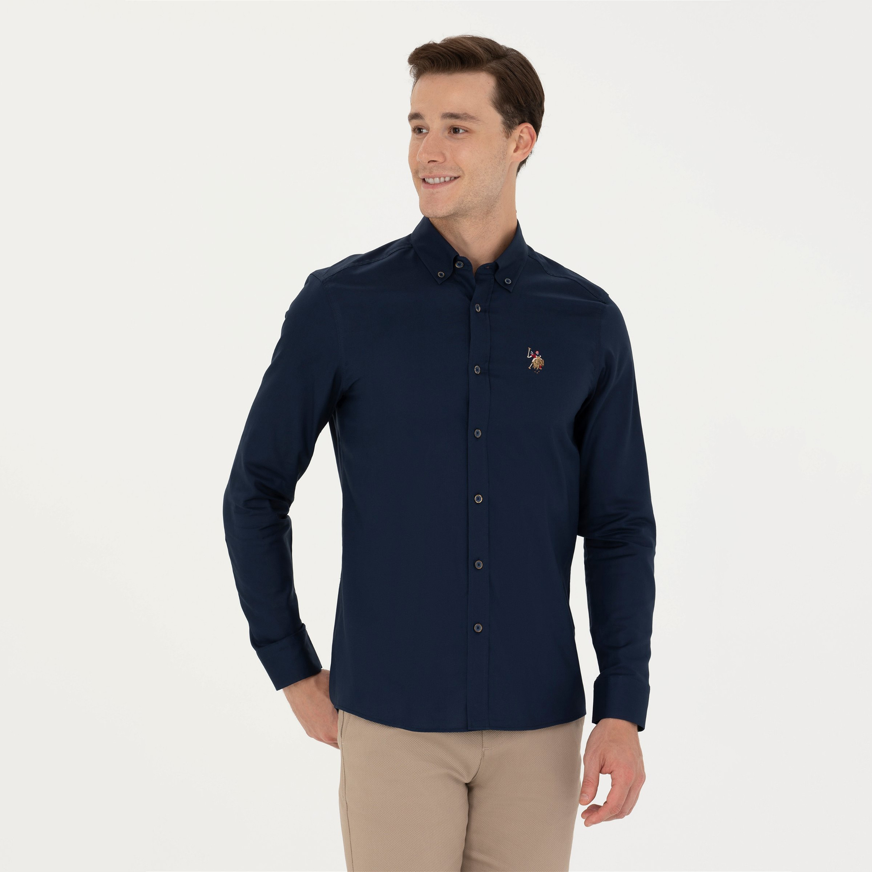 قميص رجالي بأزرار، بقصة ضيقة وياقة سادة وأكمام طويلة من يو إس بولو أسسن-men-clothing-shirts-image-13