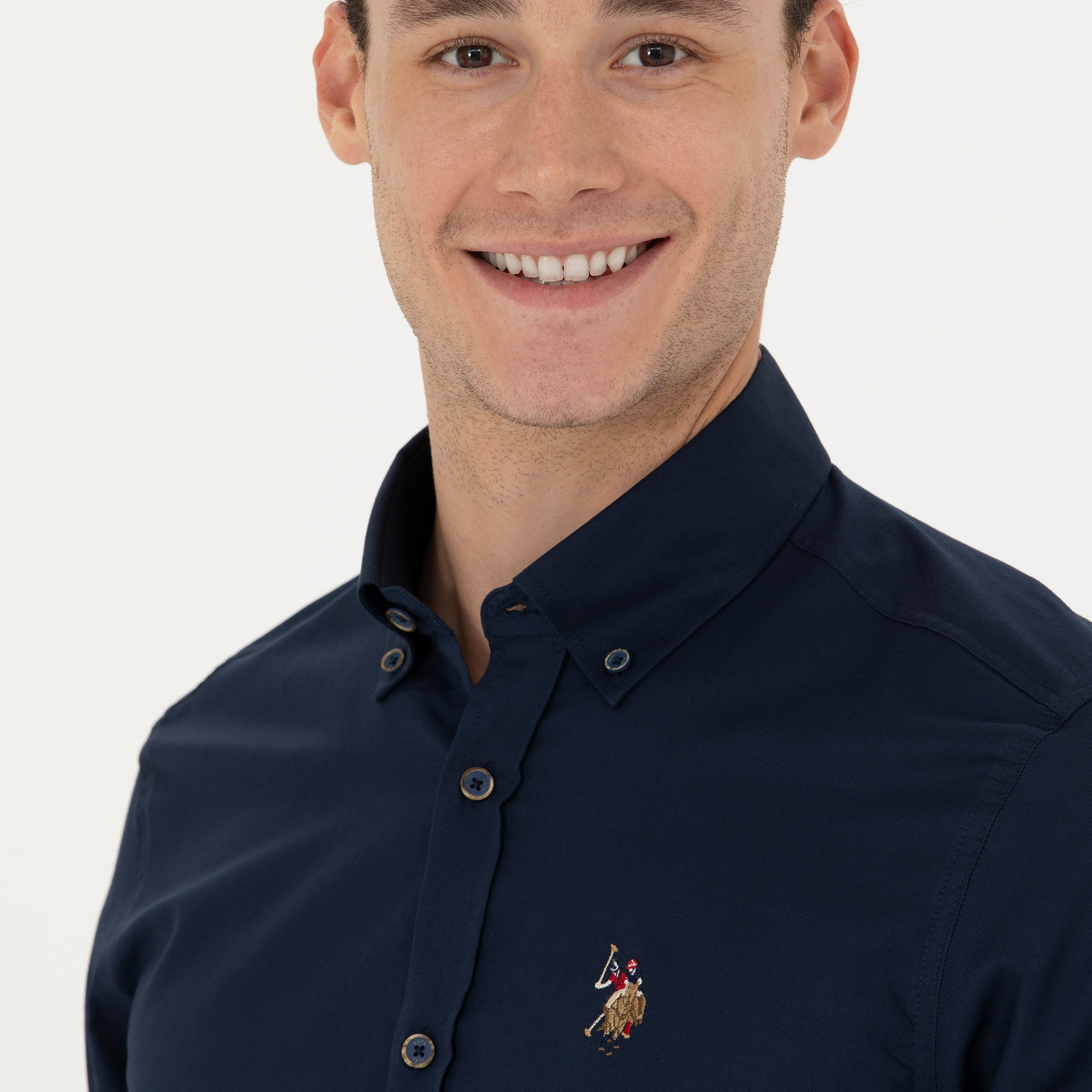 قميص رجالي بأزرار، بقصة ضيقة وياقة سادة وأكمام طويلة من يو إس بولو أسسن-men-clothing-shirts-image-14