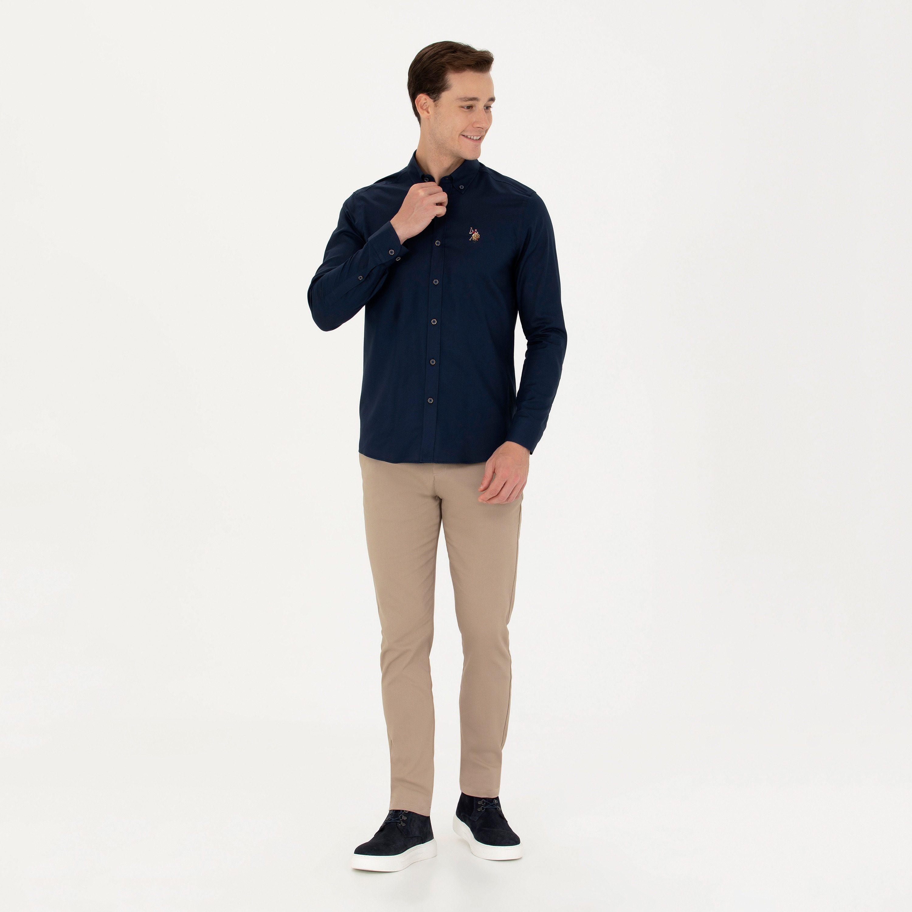 قميص رجالي بأزرار، بقصة ضيقة وياقة سادة وأكمام طويلة من يو إس بولو أسسن-men-clothing-shirts-image-15