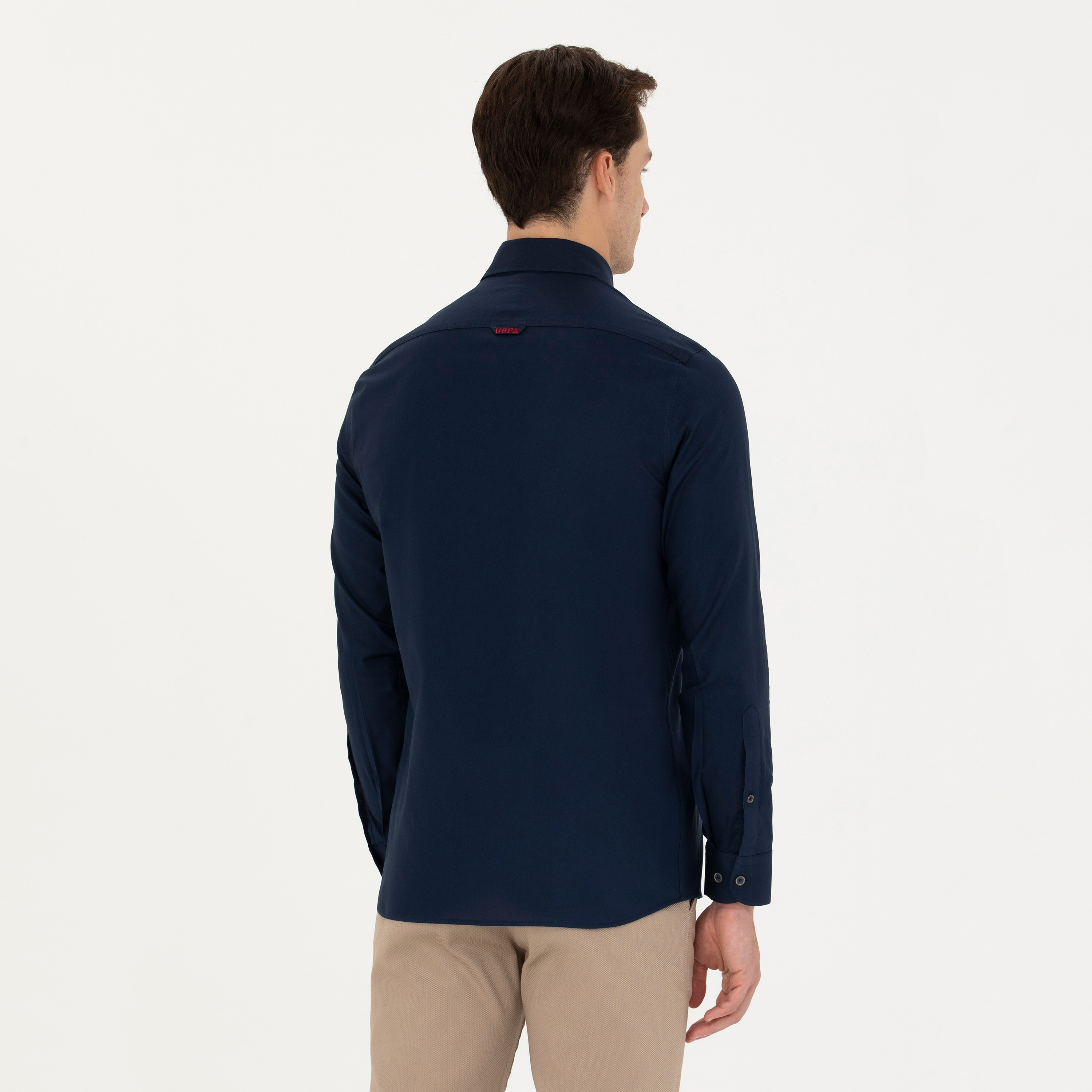 قميص رجالي بأزرار، بقصة ضيقة وياقة سادة وأكمام طويلة من يو إس بولو أسسن-men-clothing-shirts-image-16