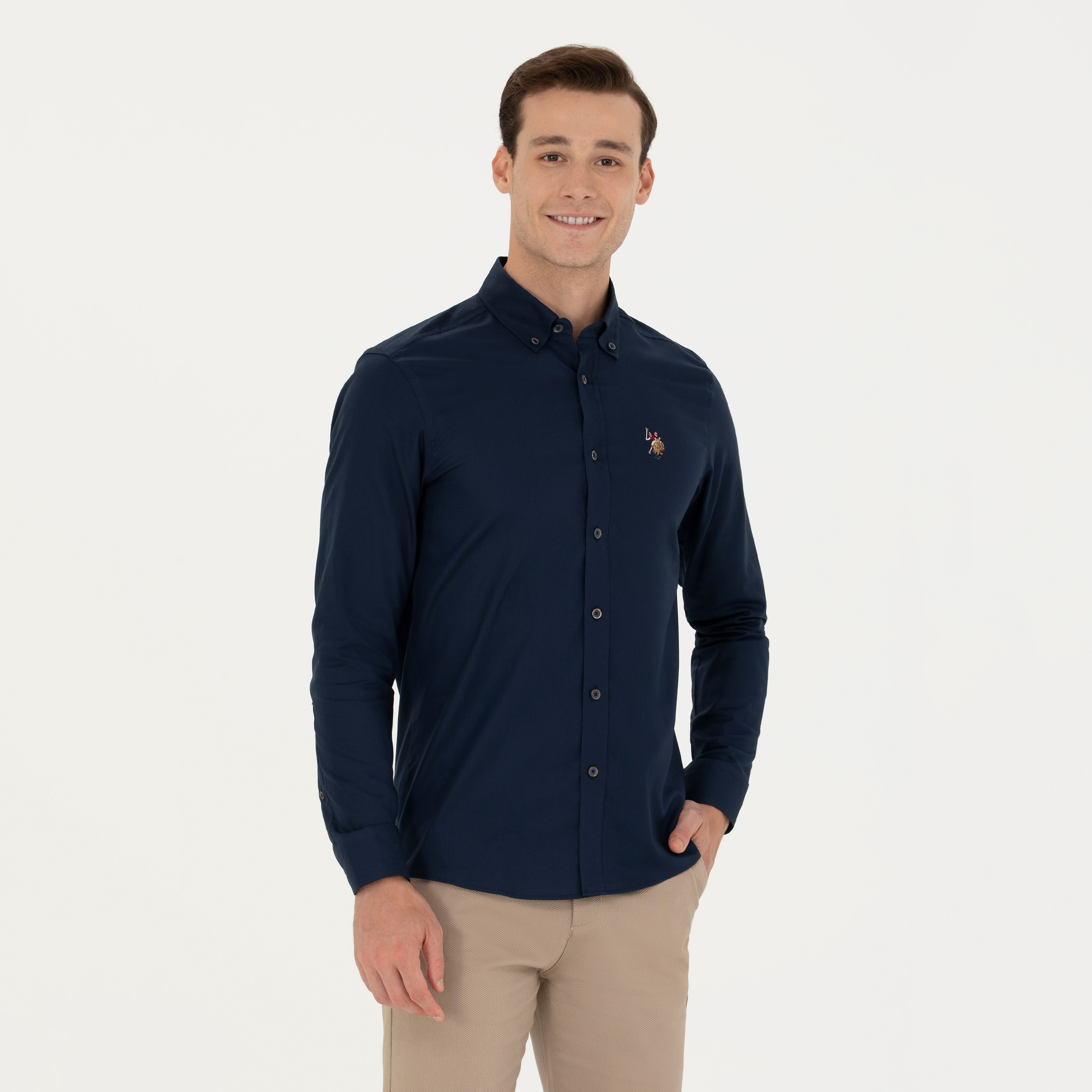 قميص رجالي بأزرار، بقصة ضيقة وياقة سادة وأكمام طويلة من يو إس بولو أسسن-men-clothing-shirts-image-17