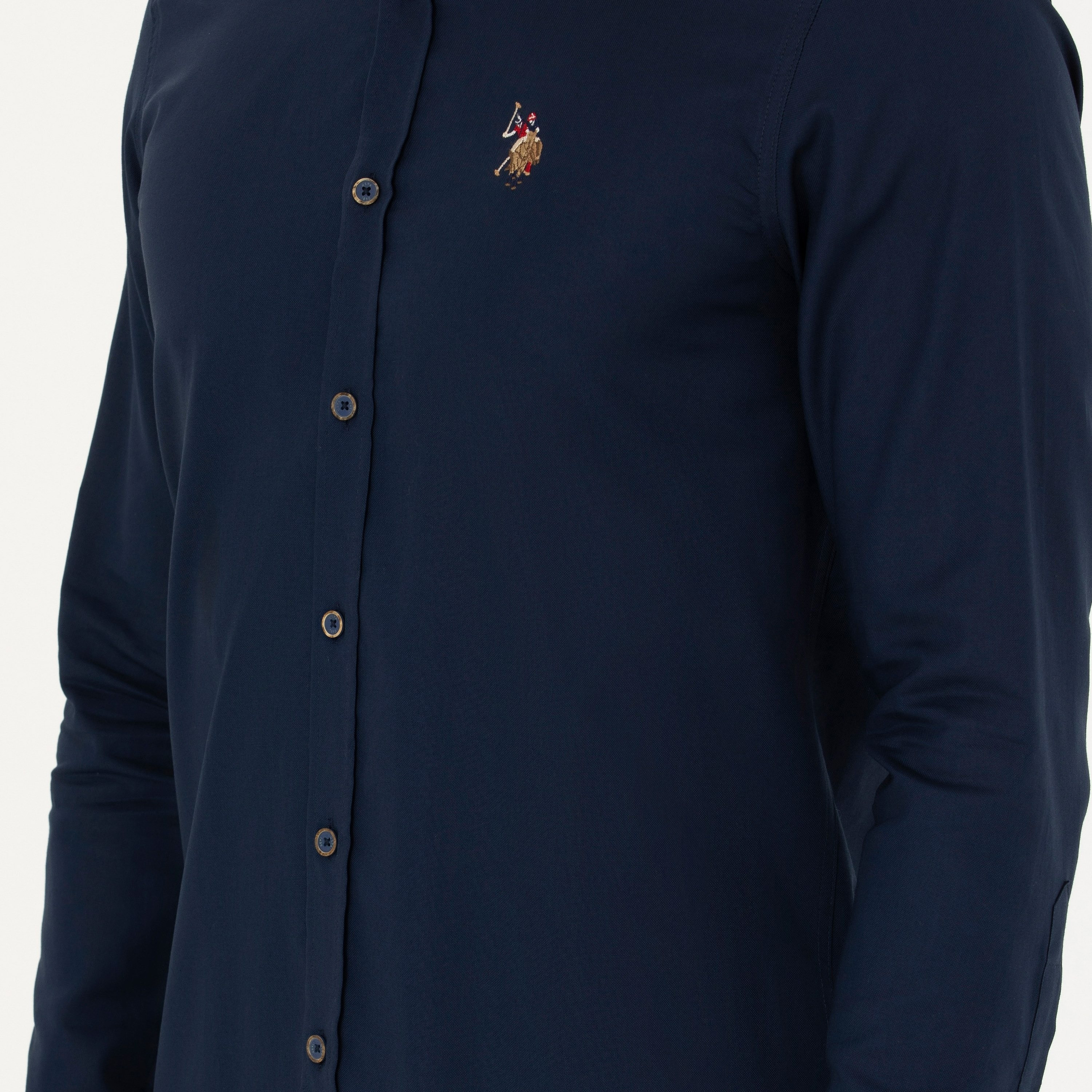قميص رجالي بأزرار، بقصة ضيقة وياقة سادة وأكمام طويلة من يو إس بولو أسسن-men-clothing-shirts-image-18