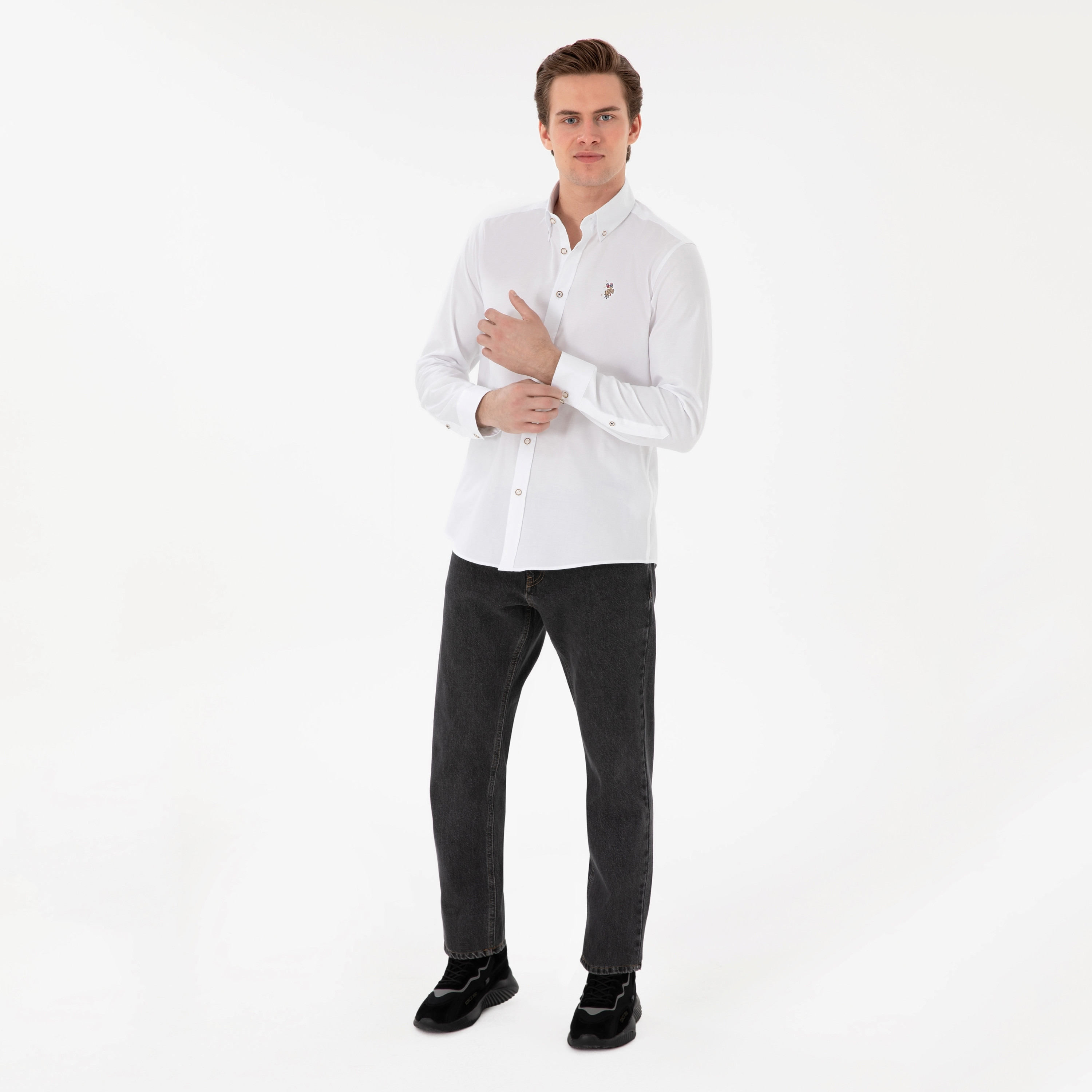 قميص رجالي بأزرار، بقصة ضيقة وياقة سادة وأكمام طويلة من يو إس بولو أسسن-men-clothing-shirts-image-9