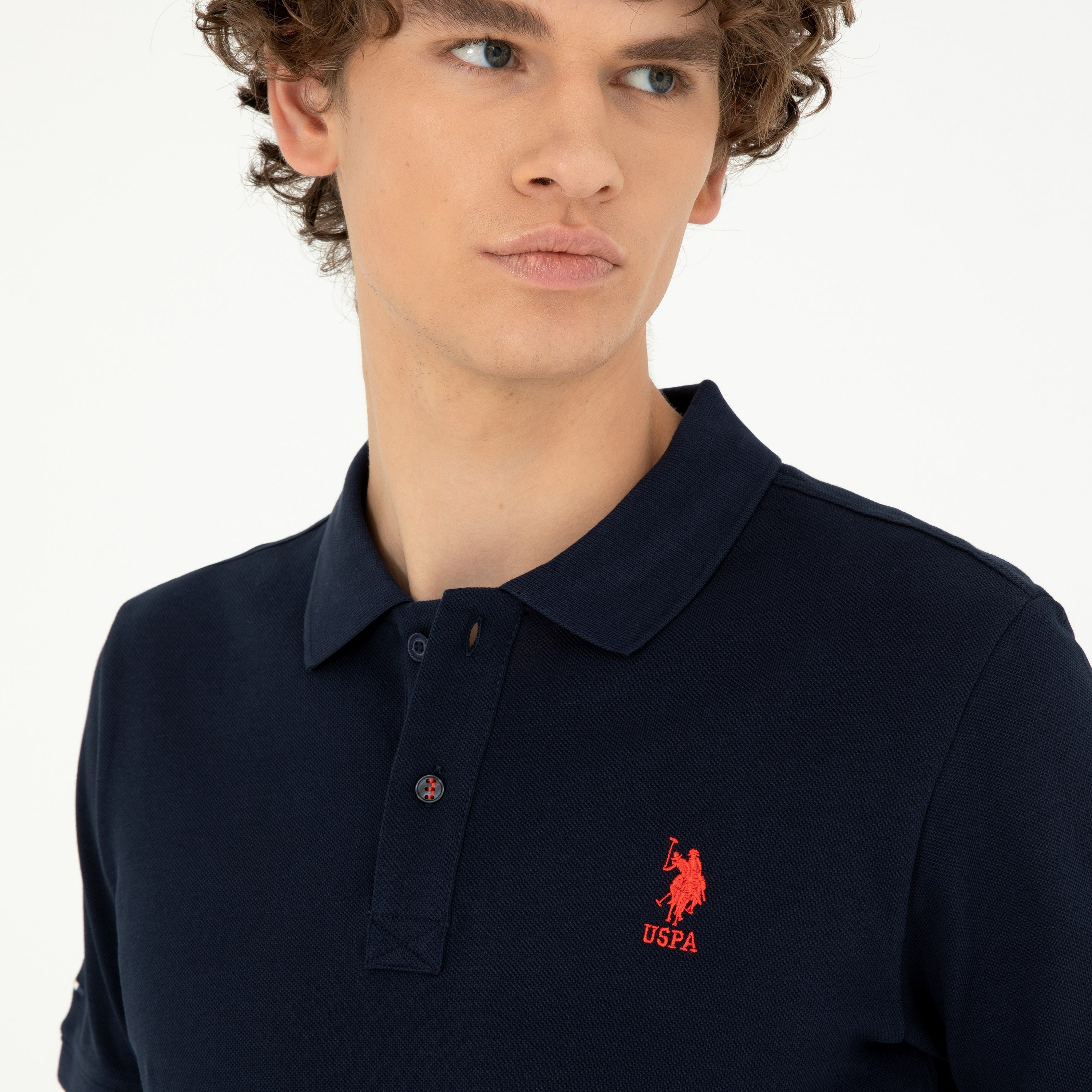 تي شيرت بولو رجالي، بقصة ضيقة وياقة سادة وأكمام قصيرة من يو إس بولو أسسن-men-clothing-tshirtsandpolos-polos-image-19
