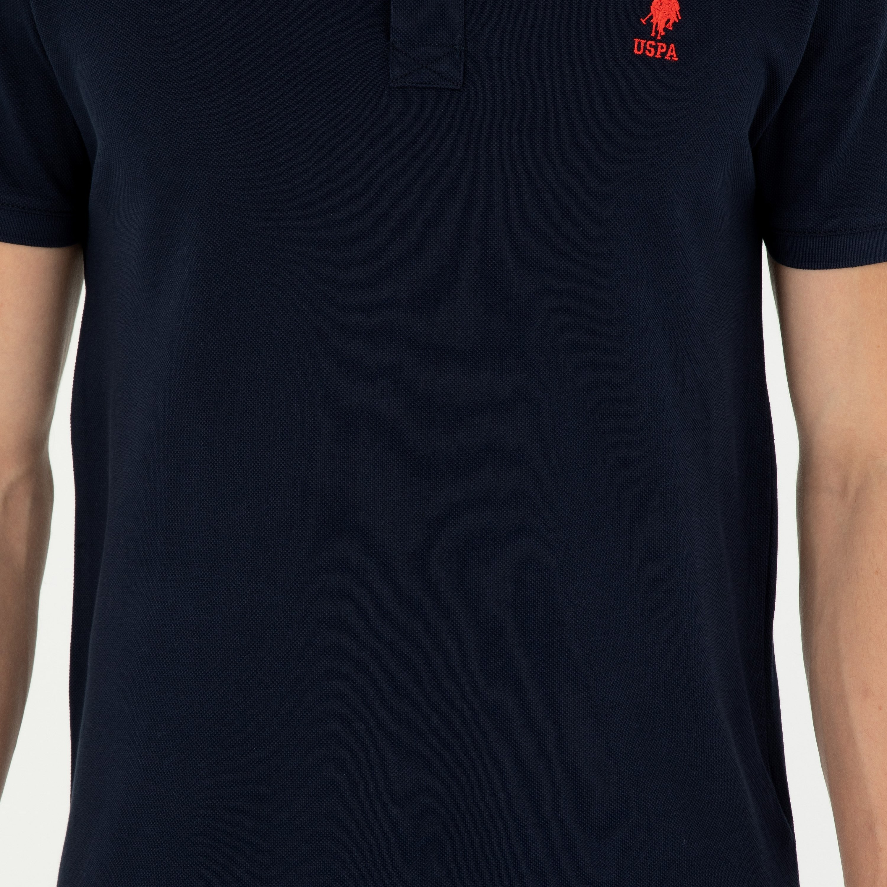 تي شيرت بولو رجالي، بقصة ضيقة وياقة سادة وأكمام قصيرة من يو إس بولو أسسن-men-clothing-tshirtsandpolos-polos-image-22