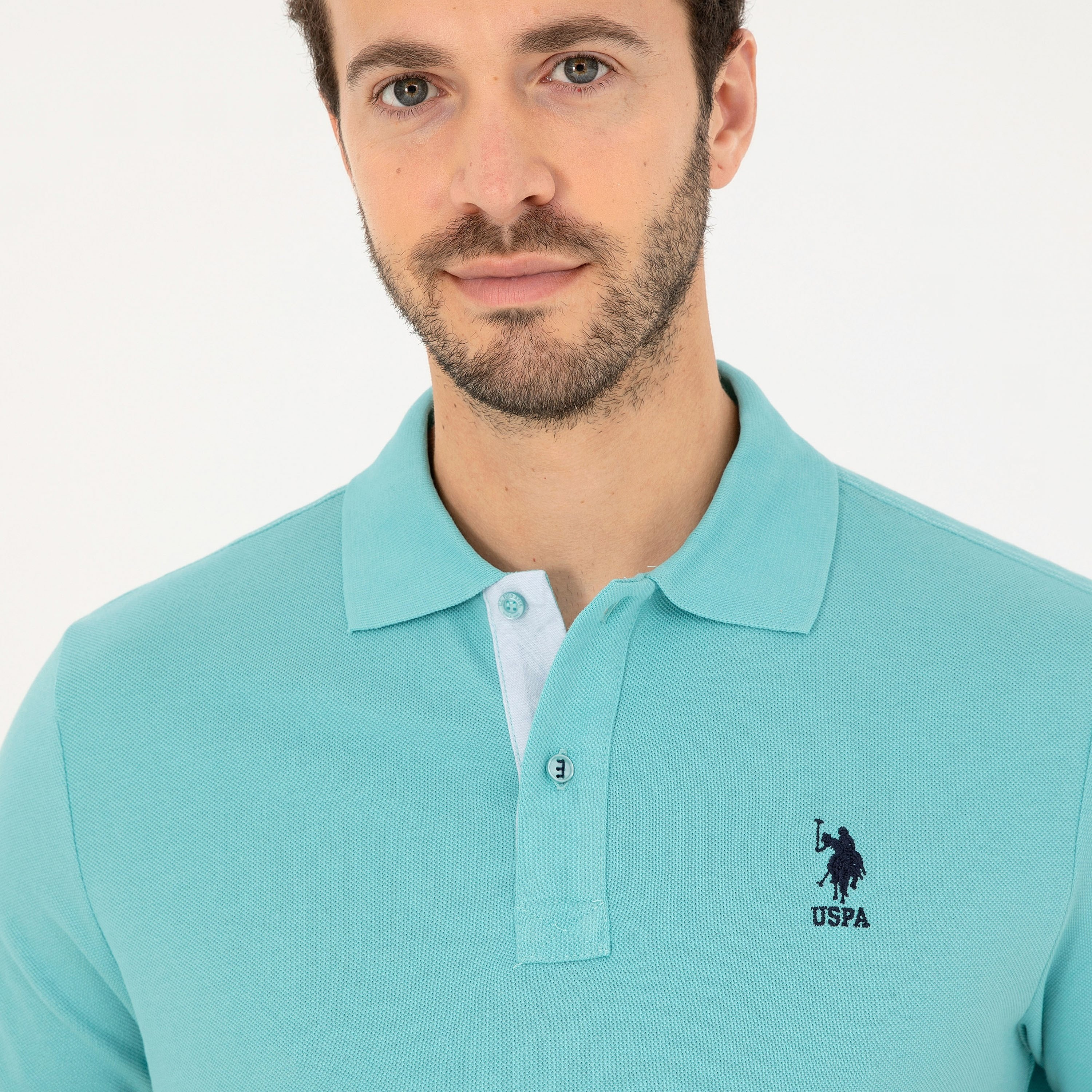 تي شيرت بولو رجالي، بقصة ضيقة وياقة سادة وأكمام قصيرة من يو إس بولو أسسن-men-clothing-tshirtsandpolos-polos-image-25