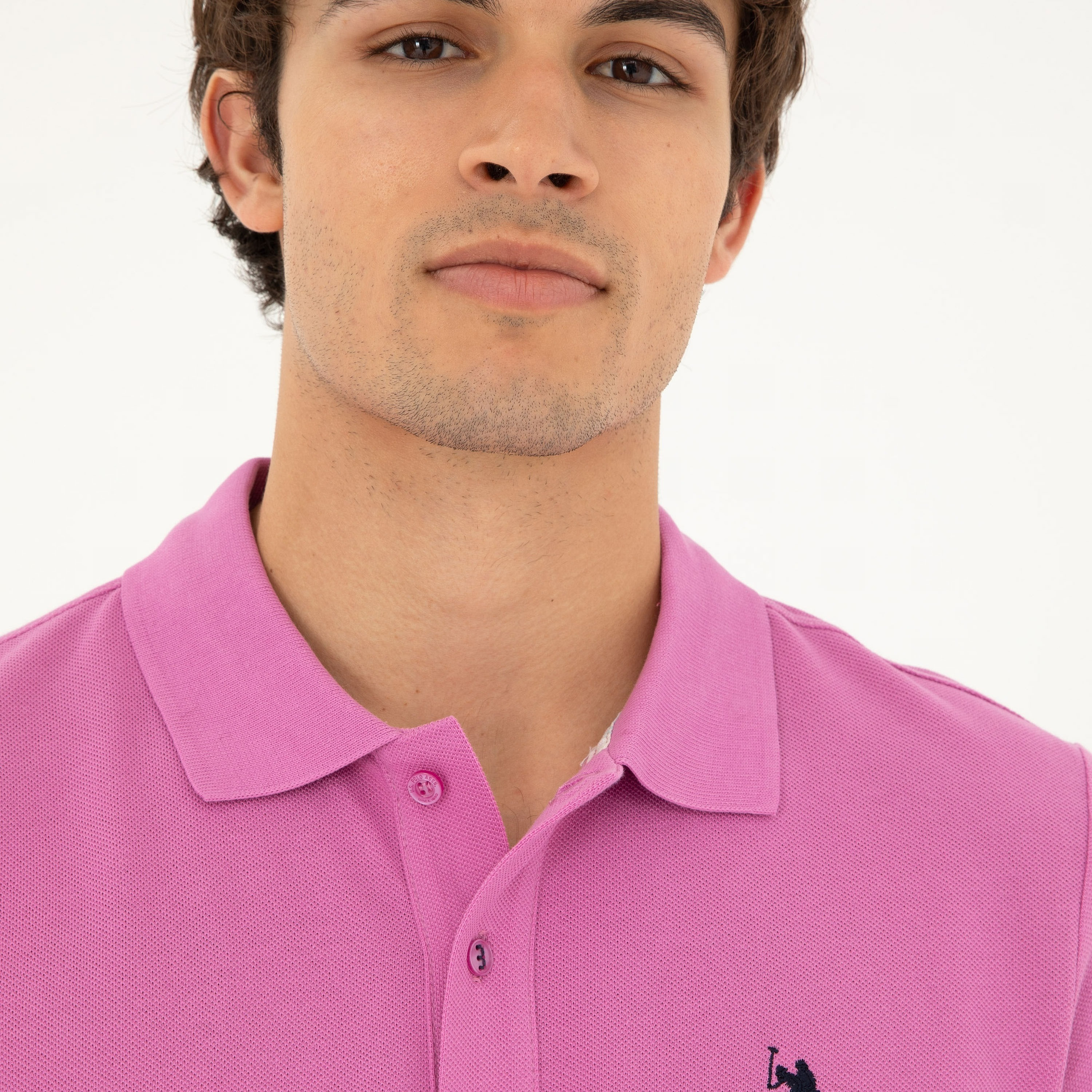 تي شيرت بولو رجالي، بقصة ضيقة وياقة سادة وأكمام قصيرة من يو إس بولو أسسن-men-clothing-tshirtsandpolos-polos-image-19