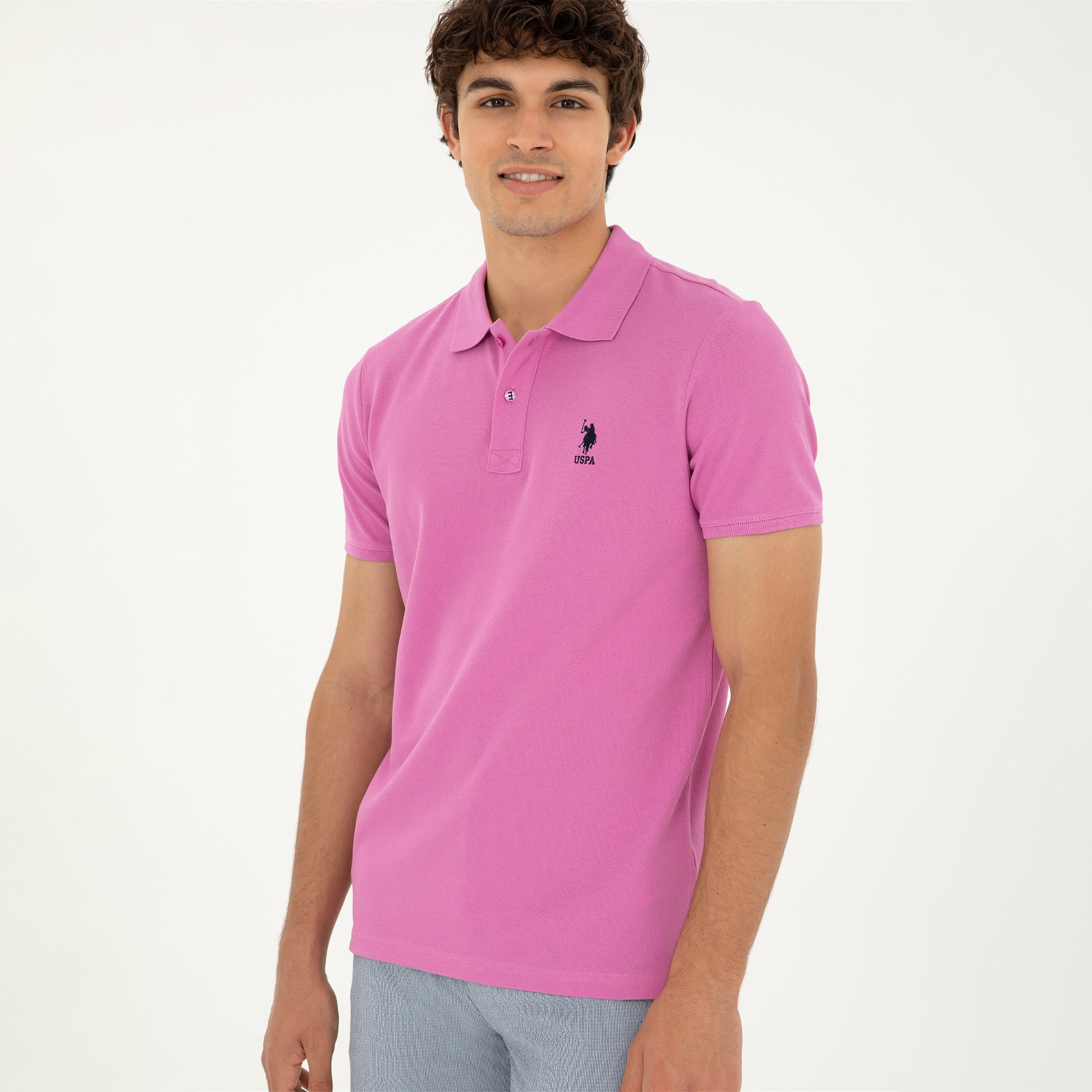 تي شيرت بولو رجالي، بقصة ضيقة وياقة سادة وأكمام قصيرة من يو إس بولو أسسن-men-clothing-tshirtsandpolos-polos-image-21