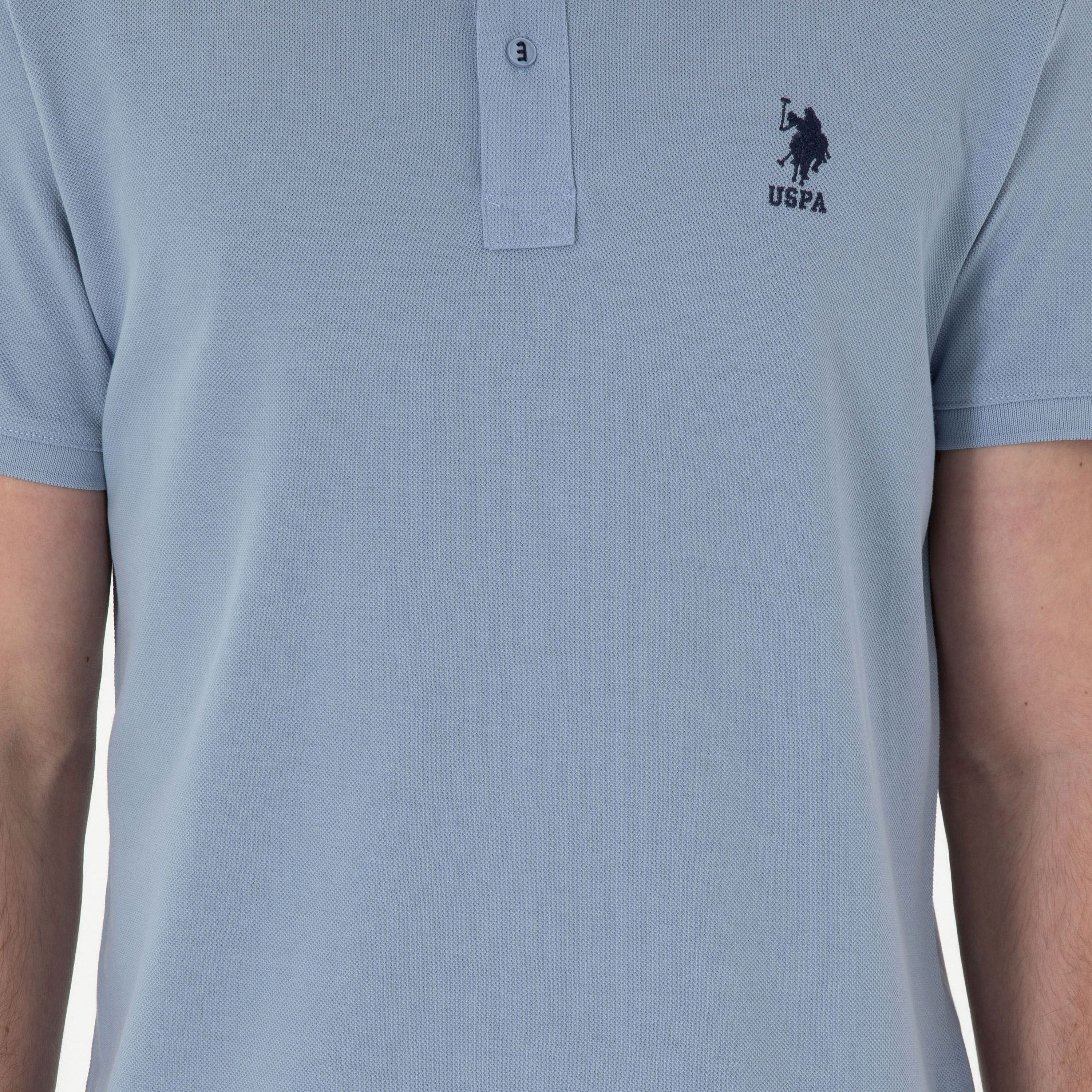تي شيرت بولو رجالي، بقصة ضيقة وياقة سادة وأكمام قصيرة من يو إس بولو أسسن-men-clothing-tshirtsandpolos-polos-image-24