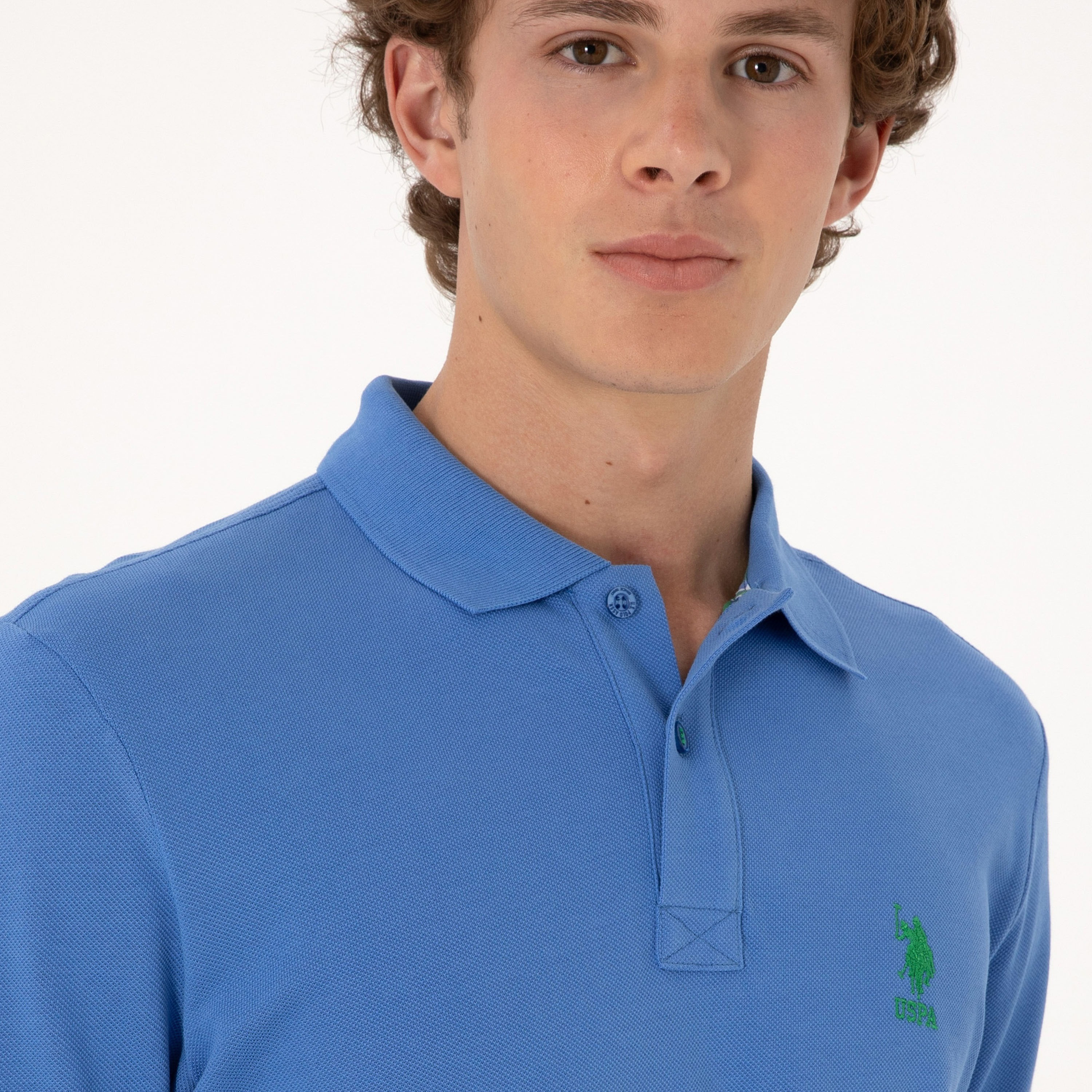 تي شيرت بولو رجالي، بقصة ضيقة وياقة سادة وأكمام قصيرة من يو إس بولو أسسن-men-clothing-tshirtsandpolos-polos-image-15