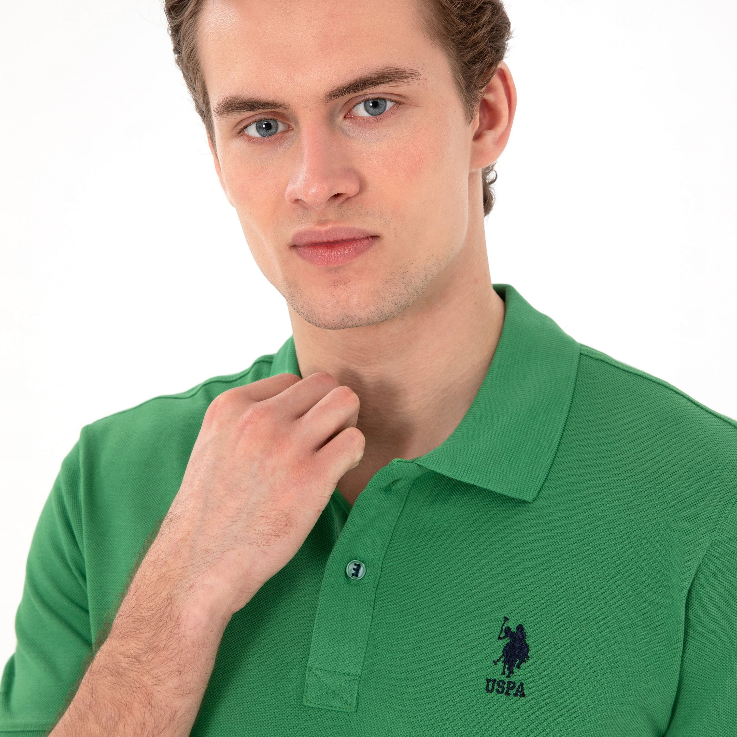 تي شيرت بولو رجالي، بقصة ضيقة وياقة سادة وأكمام قصيرة من يو إس بولو أسسن-men-clothing-tshirtsandpolos-polos-image-33