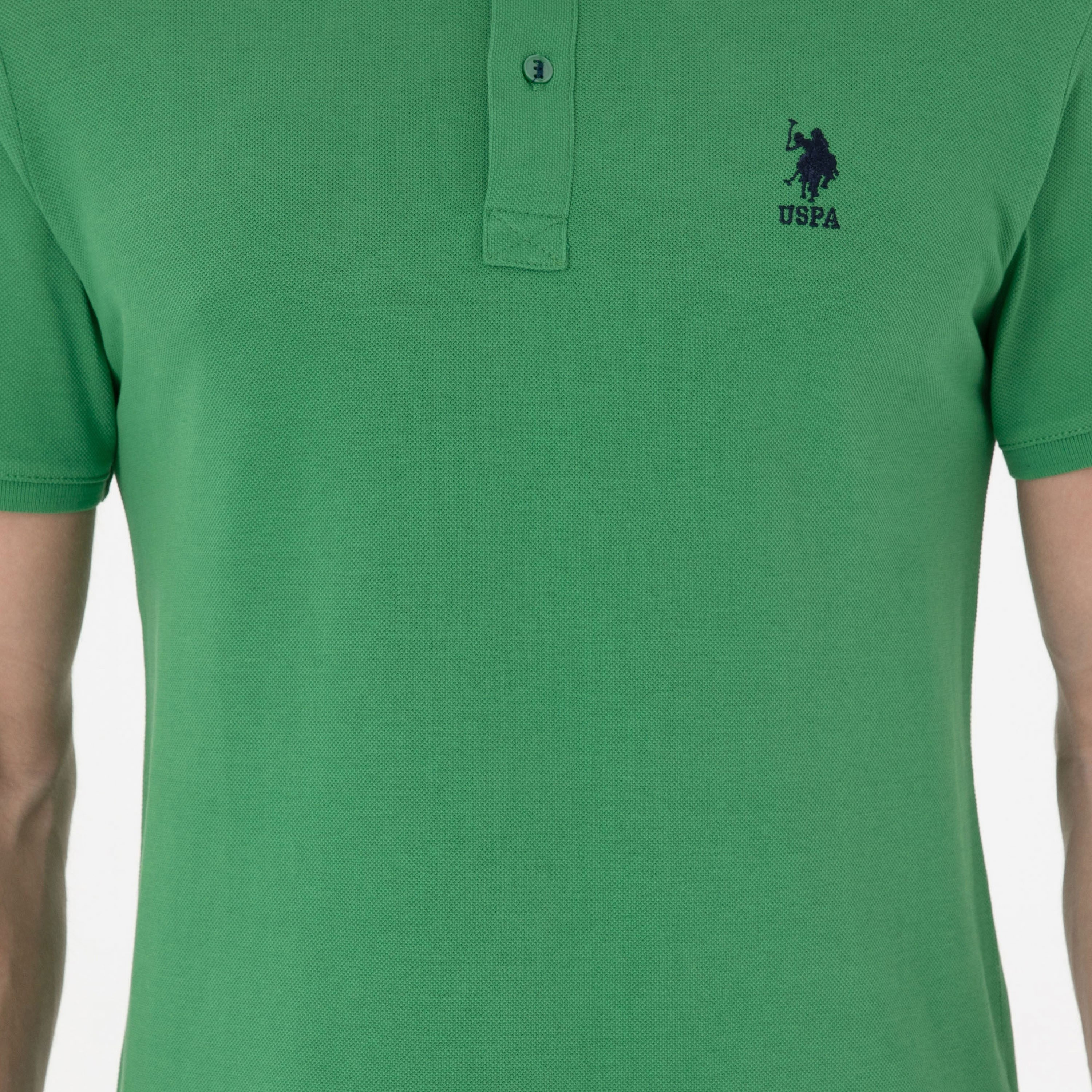 تي شيرت بولو رجالي، بقصة ضيقة وياقة سادة وأكمام قصيرة من يو إس بولو أسسن-men-clothing-tshirtsandpolos-polos-image-36