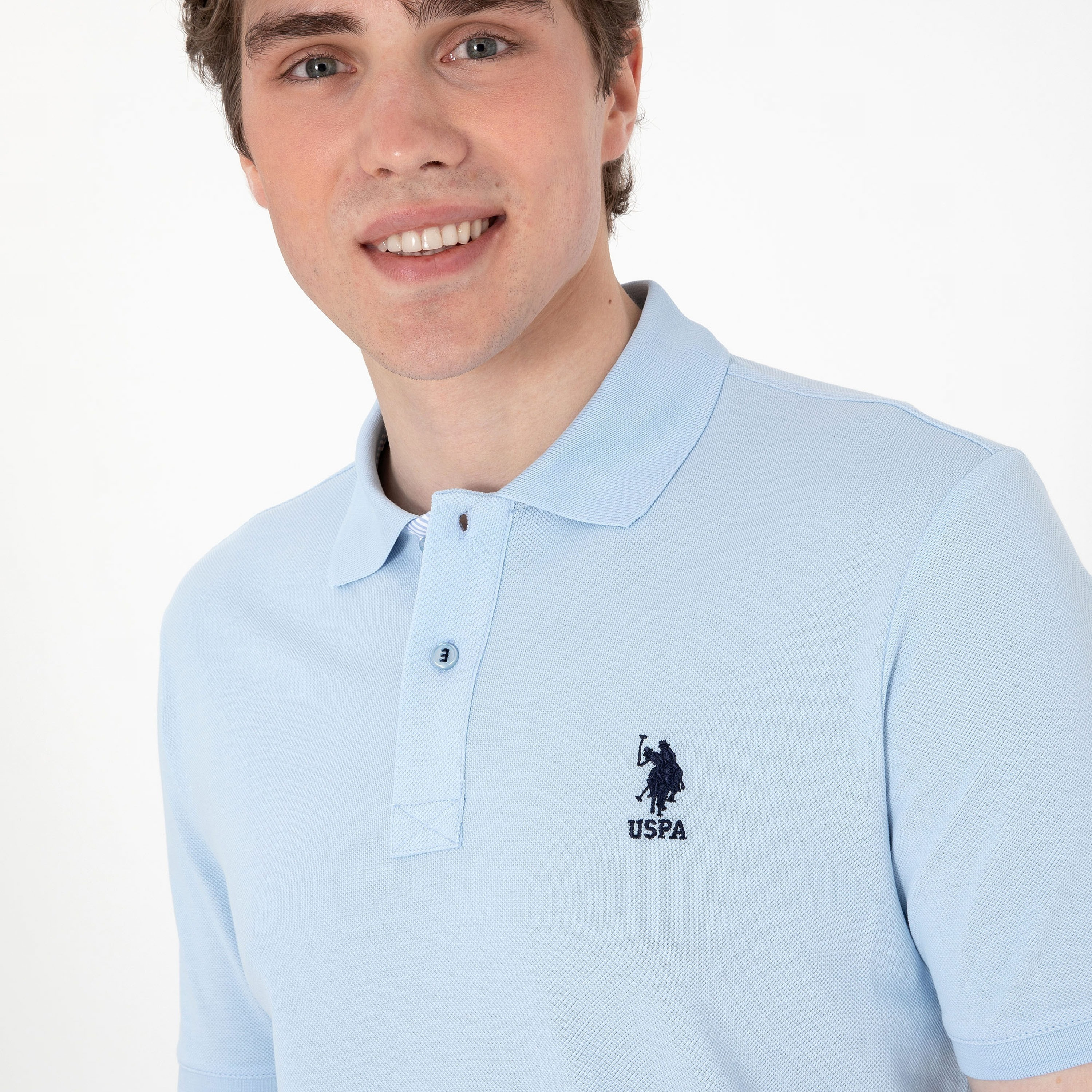 تي شيرت بولو رجالي، بقصة ضيقة وياقة سادة وأكمام قصيرة من يو إس بولو أسسن-men-clothing-tshirtsandpolos-polos-image-3