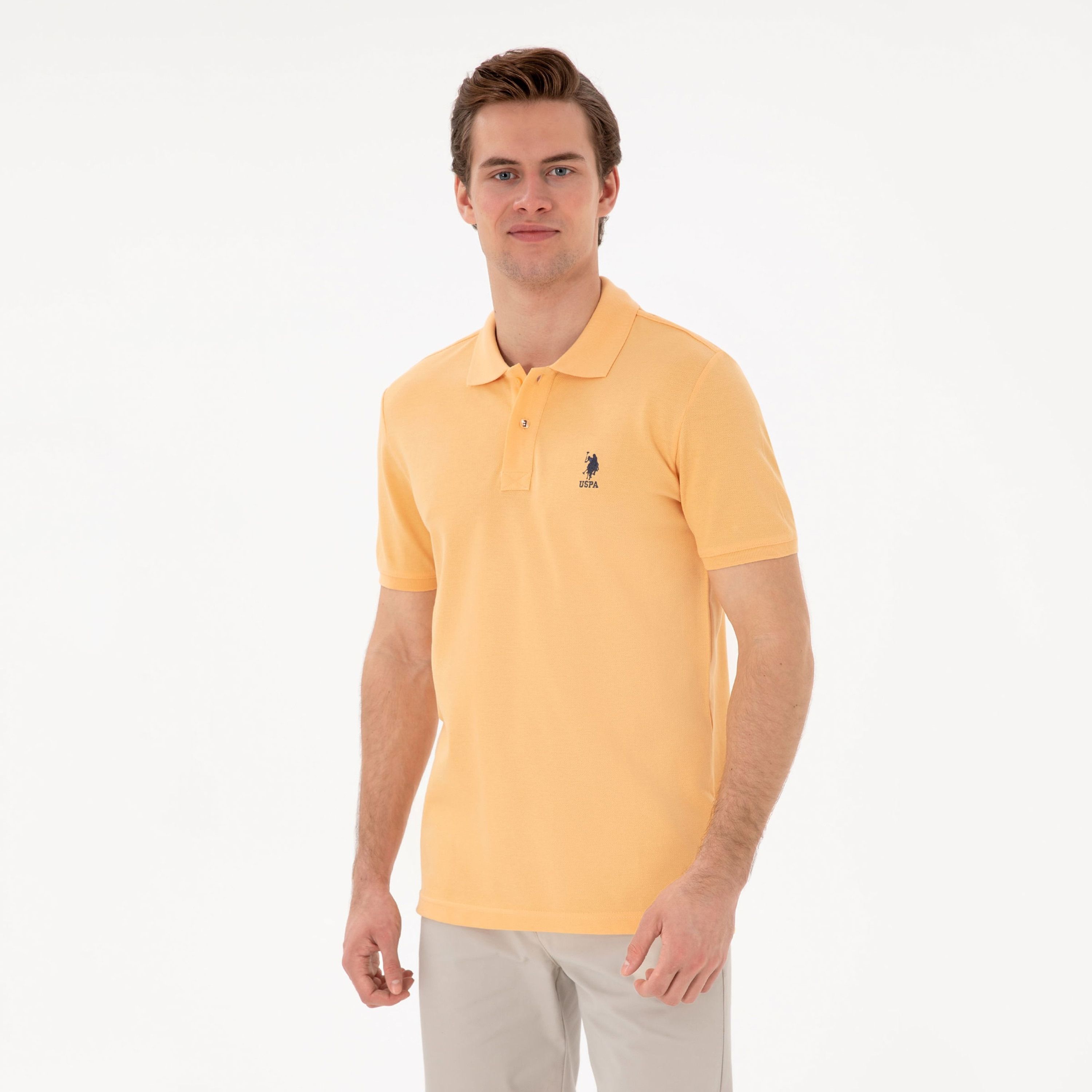 تي شيرت بولو رجالي، بقصة ضيقة وياقة سادة وأكمام قصيرة من يو إس بولو أسسن-men-clothing-tshirtsandpolos-polos-image-49