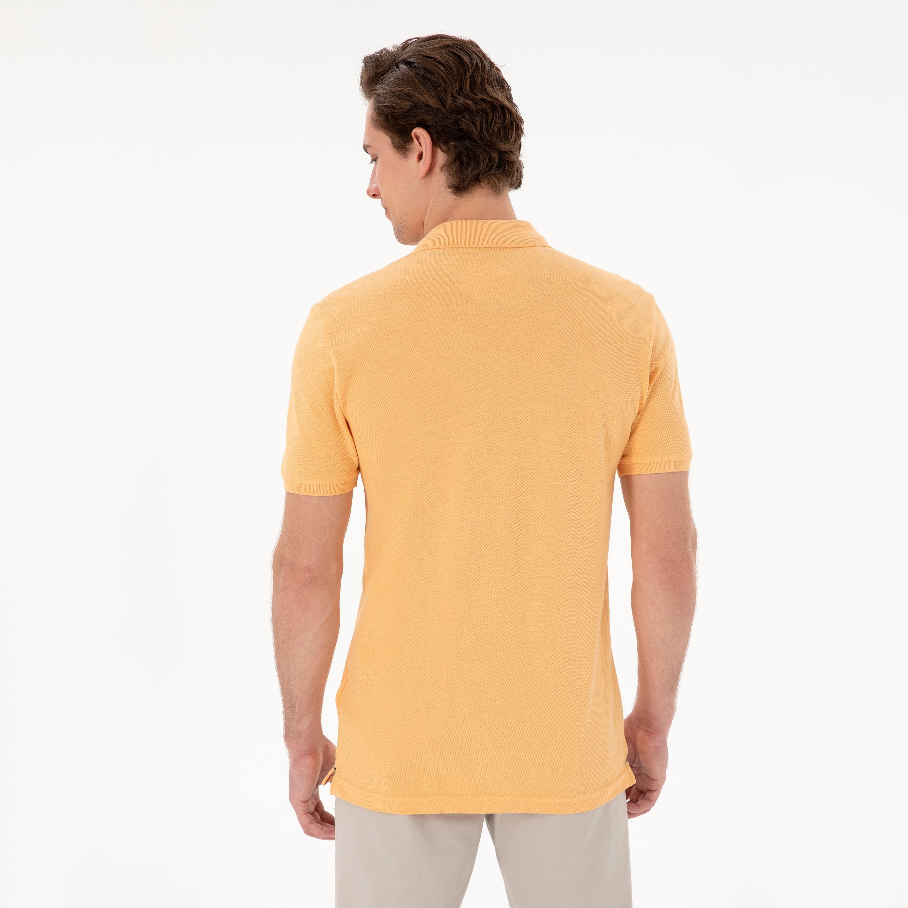 تي شيرت بولو رجالي، بقصة ضيقة وياقة سادة وأكمام قصيرة من يو إس بولو أسسن-men-clothing-tshirtsandpolos-polos-image-52