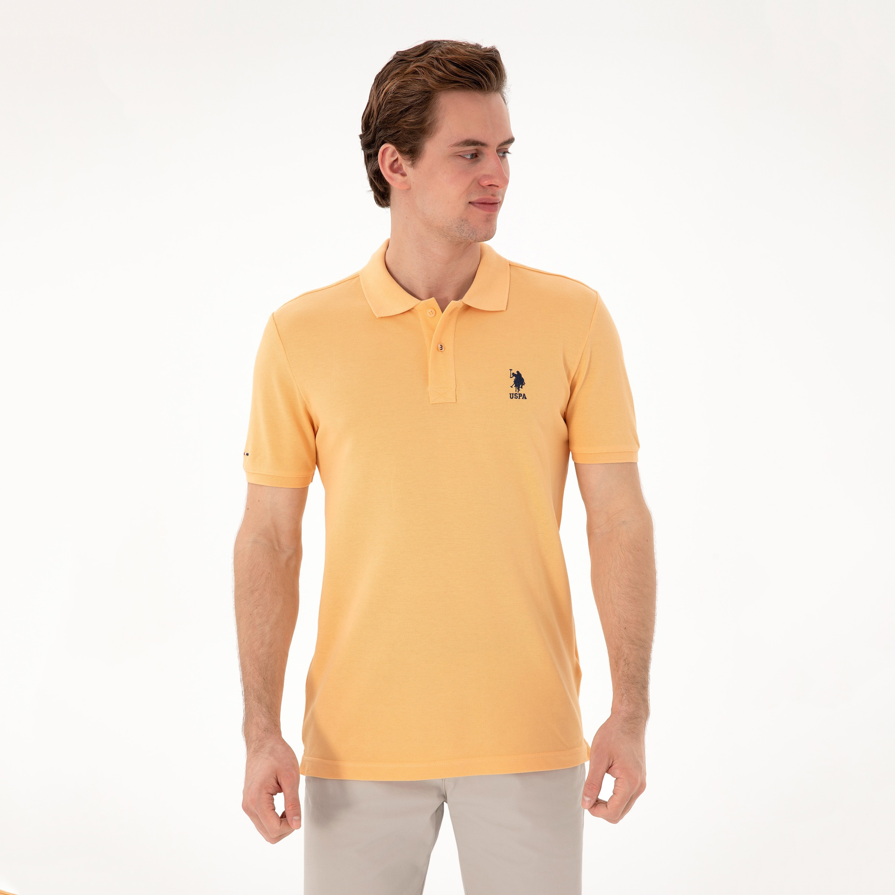 تي شيرت بولو رجالي، بقصة ضيقة وياقة سادة وأكمام قصيرة من يو إس بولو أسسن-men-clothing-tshirtsandpolos-polos-image-53