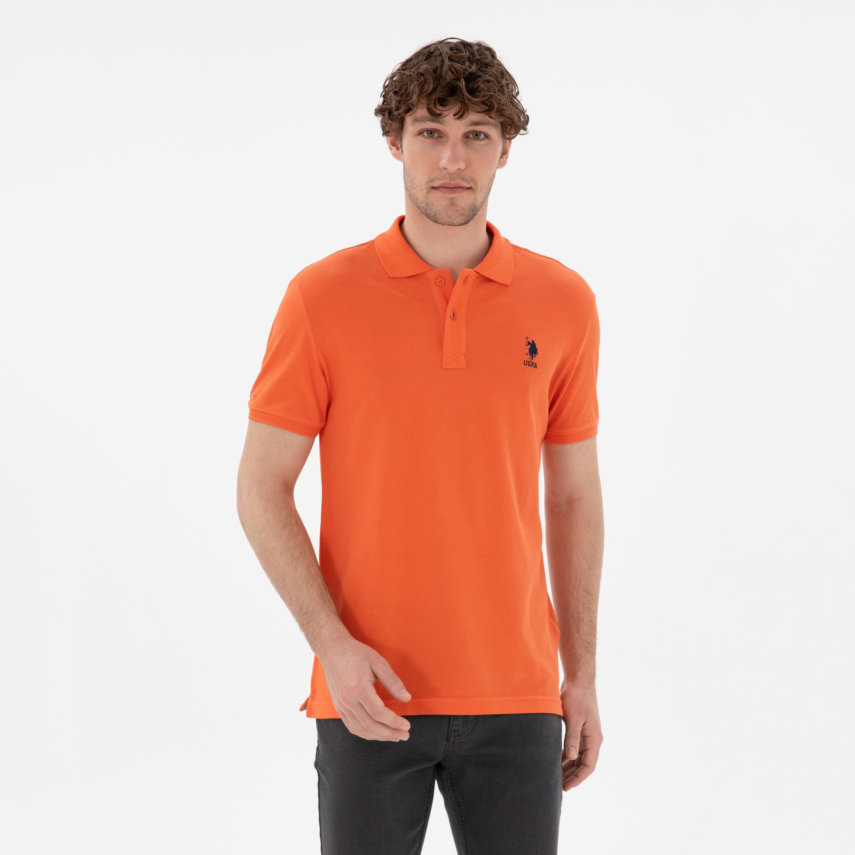 تي شيرت بولو رجالي، بقصة ضيقة وياقة سادة وأكمام قصيرة من يو إس بولو أسسن-men-clothing-tshirtsandpolos-polos-image-25