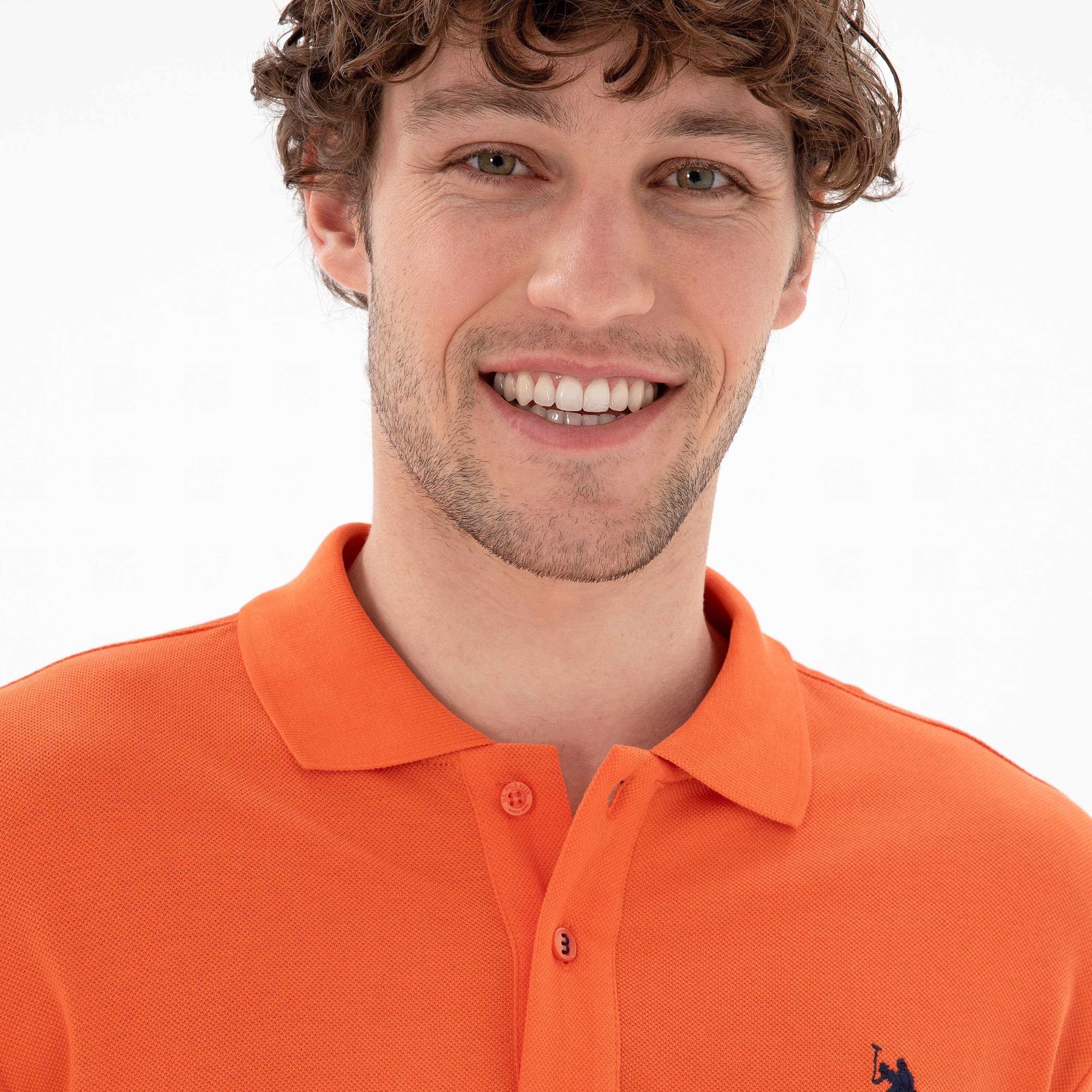 تي شيرت بولو رجالي، بقصة ضيقة وياقة سادة وأكمام قصيرة من يو إس بولو أسسن-men-clothing-tshirtsandpolos-polos-image-27