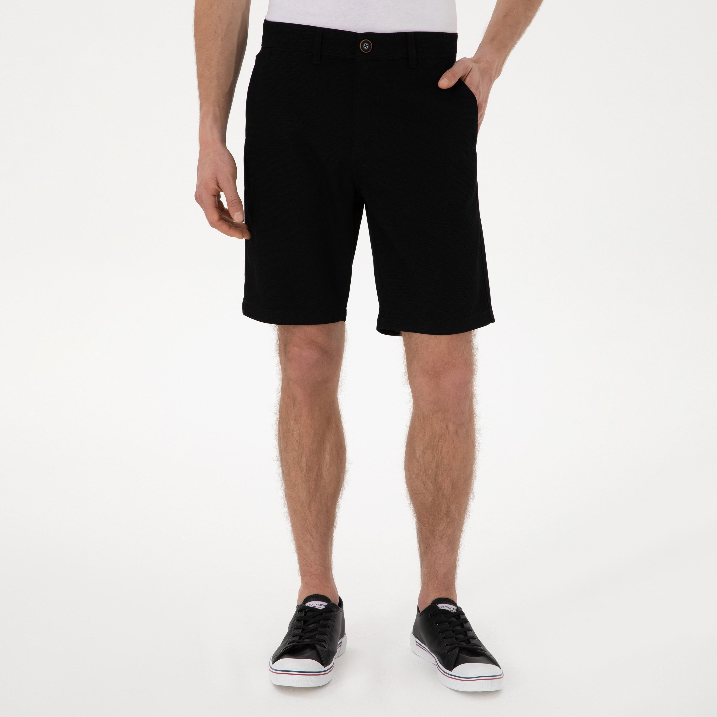 شورت رجالي، بقصة ضيقة وخصر متوسط، وأزرار وسحاب من يو إس بولو أسسن-men-clothing-bottoms-shorts-image-1