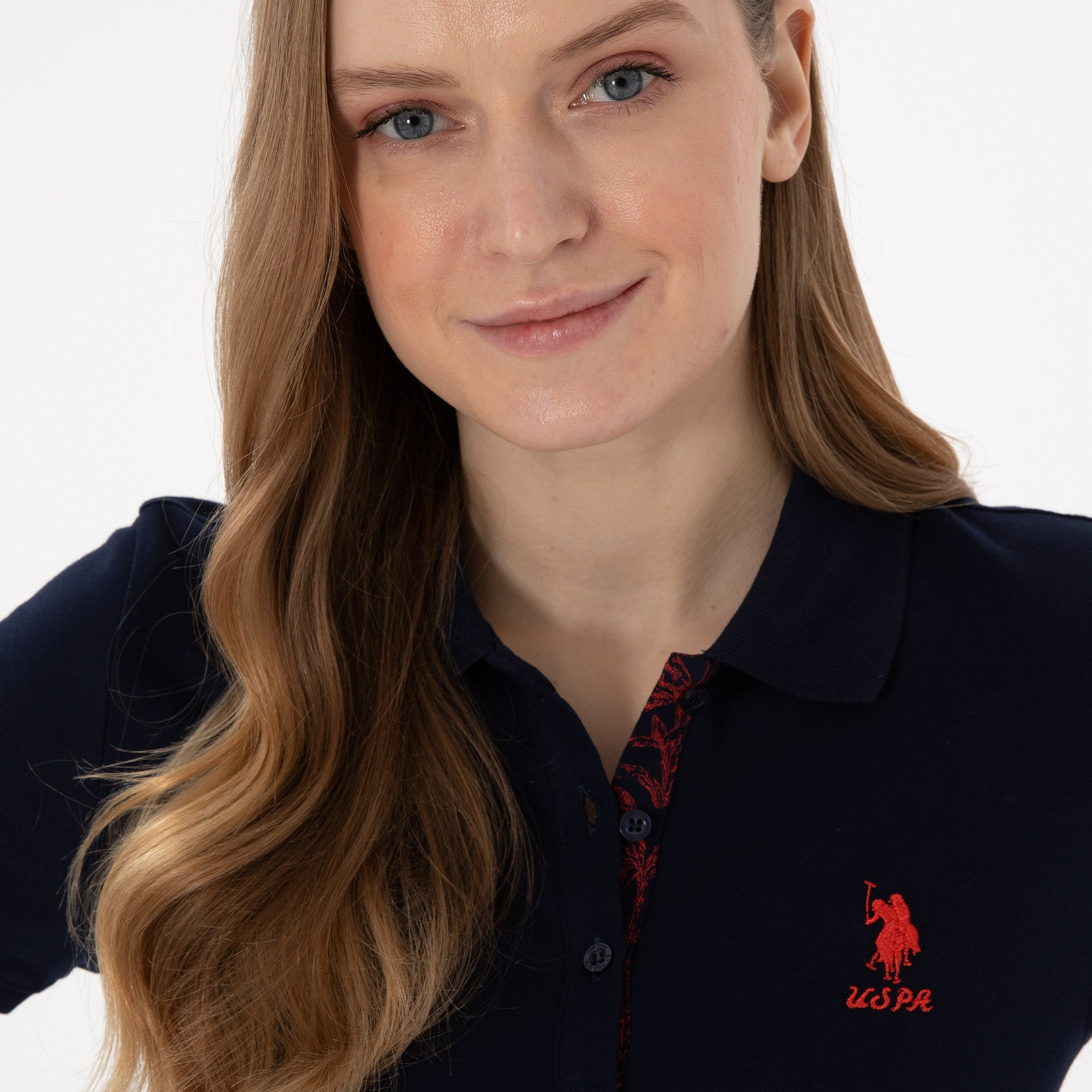 تي شيرت بولو نسائي، بقصة ضيقة وياقة سادة وأكمام قصيرة من يو إس بولو أسسن-women-clothing-tshirts-image-15