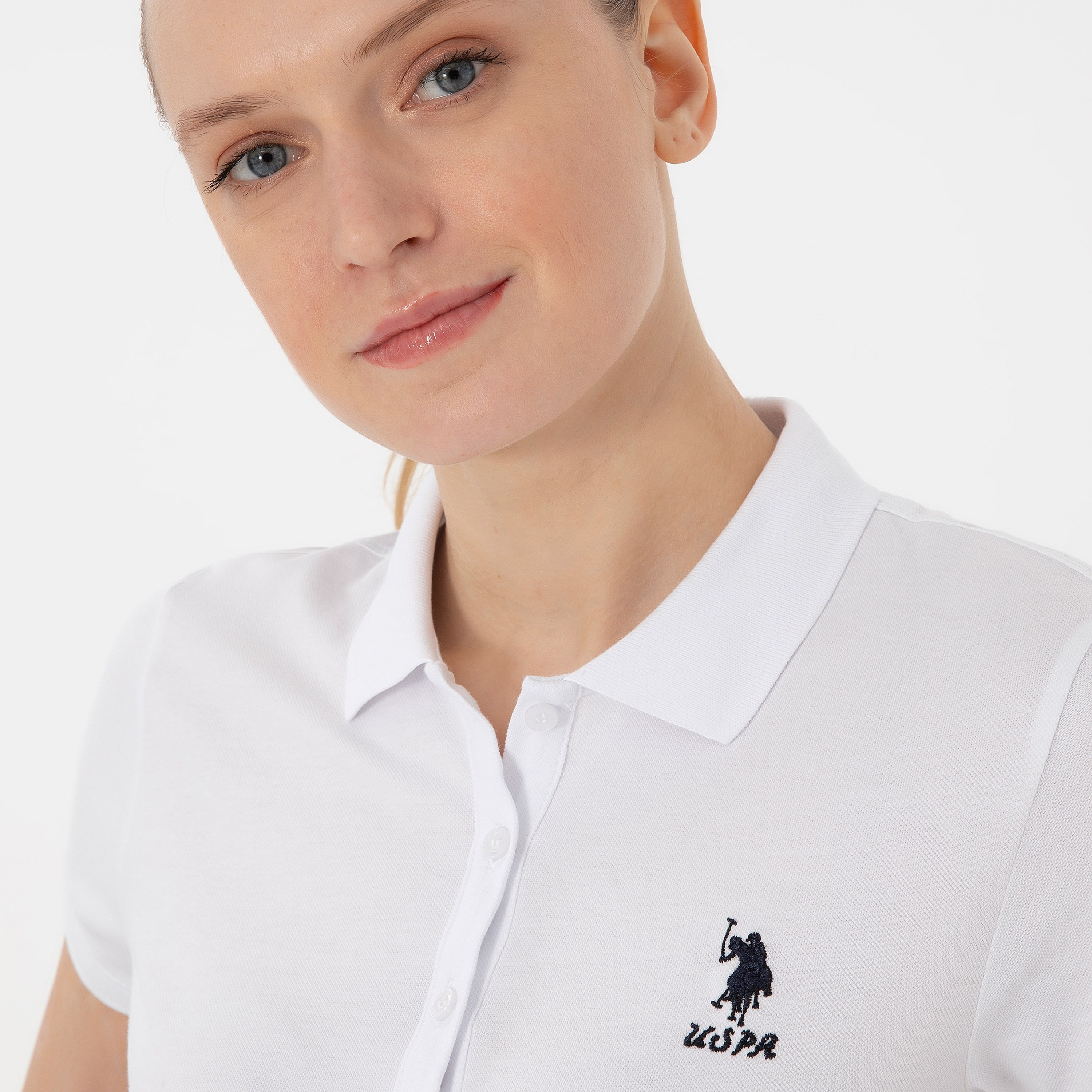 تي شيرت بولو نسائي، بقصة ضيقة وياقة سادة وأكمام قصيرة من يو إس بولو أسسن-women-clothing-tshirts-image-3