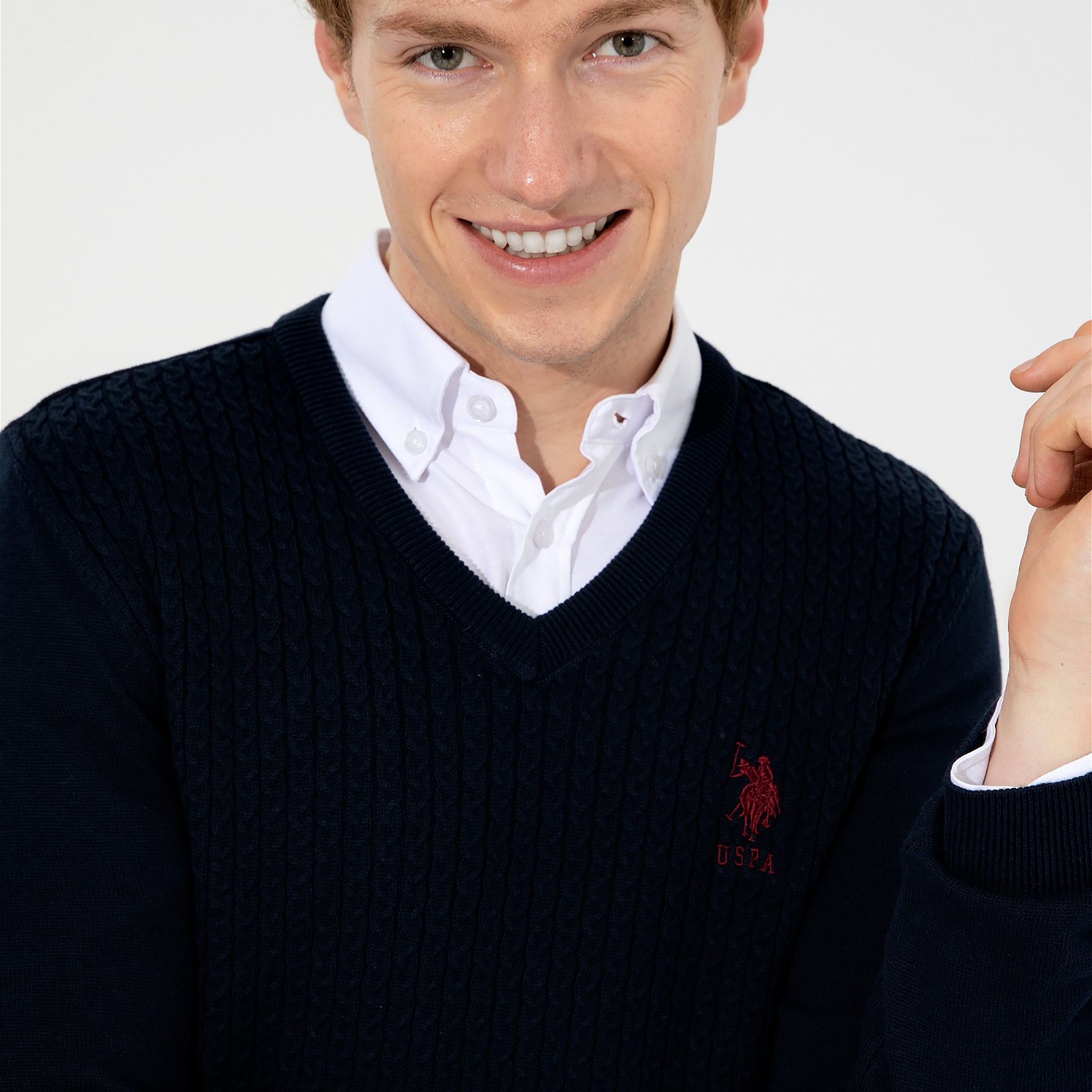 كنزة رجالية برقبة V محبوكة بالكابل وأكمام طويلة من يو إس بولو أسسن-men-clothing-sweatersandpullovers-image-11