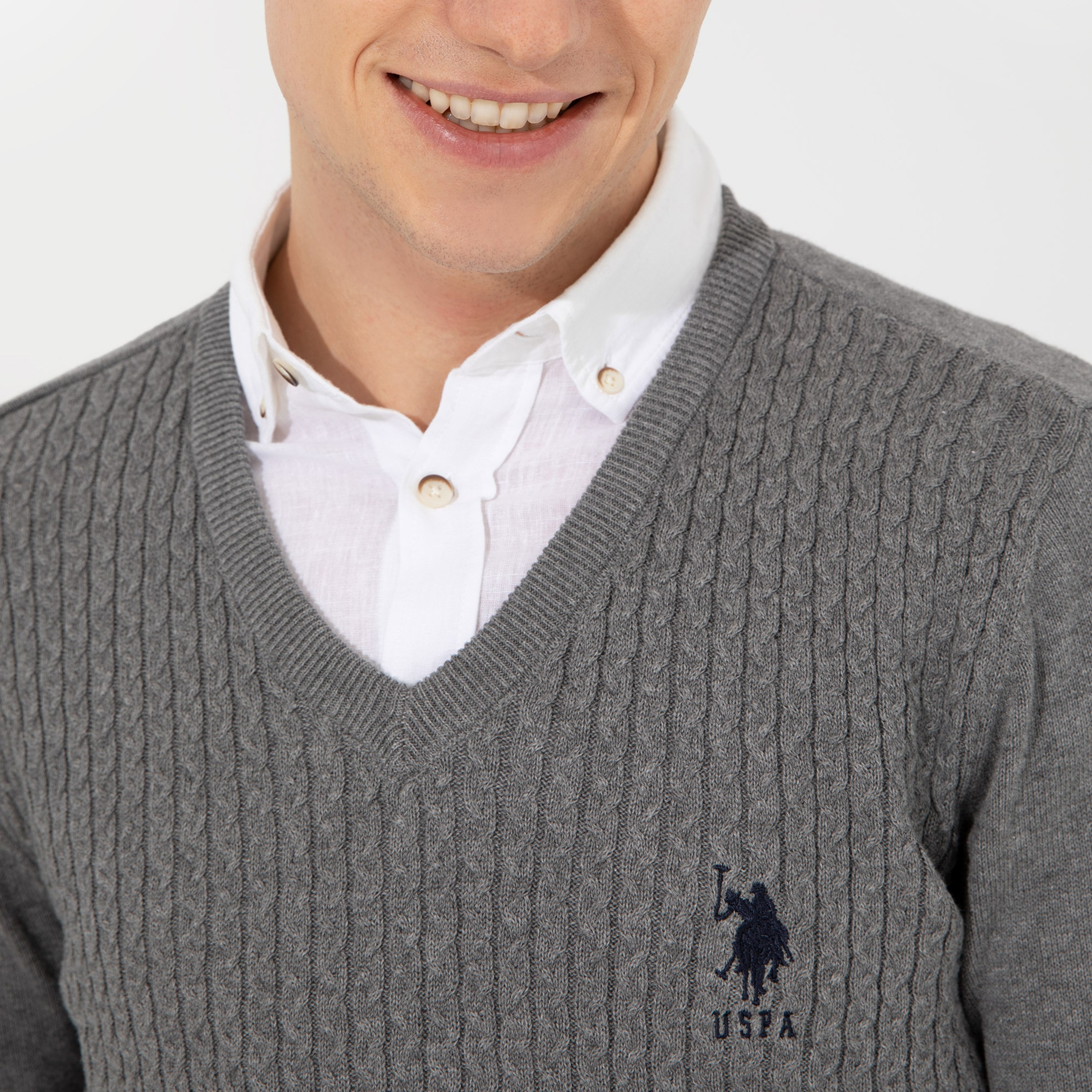 كنزة رجالية برقبة V محبوكة بالكابل وأكمام طويلة من يو إس بولو أسسن-men-clothing-sweatersandpullovers-image-7