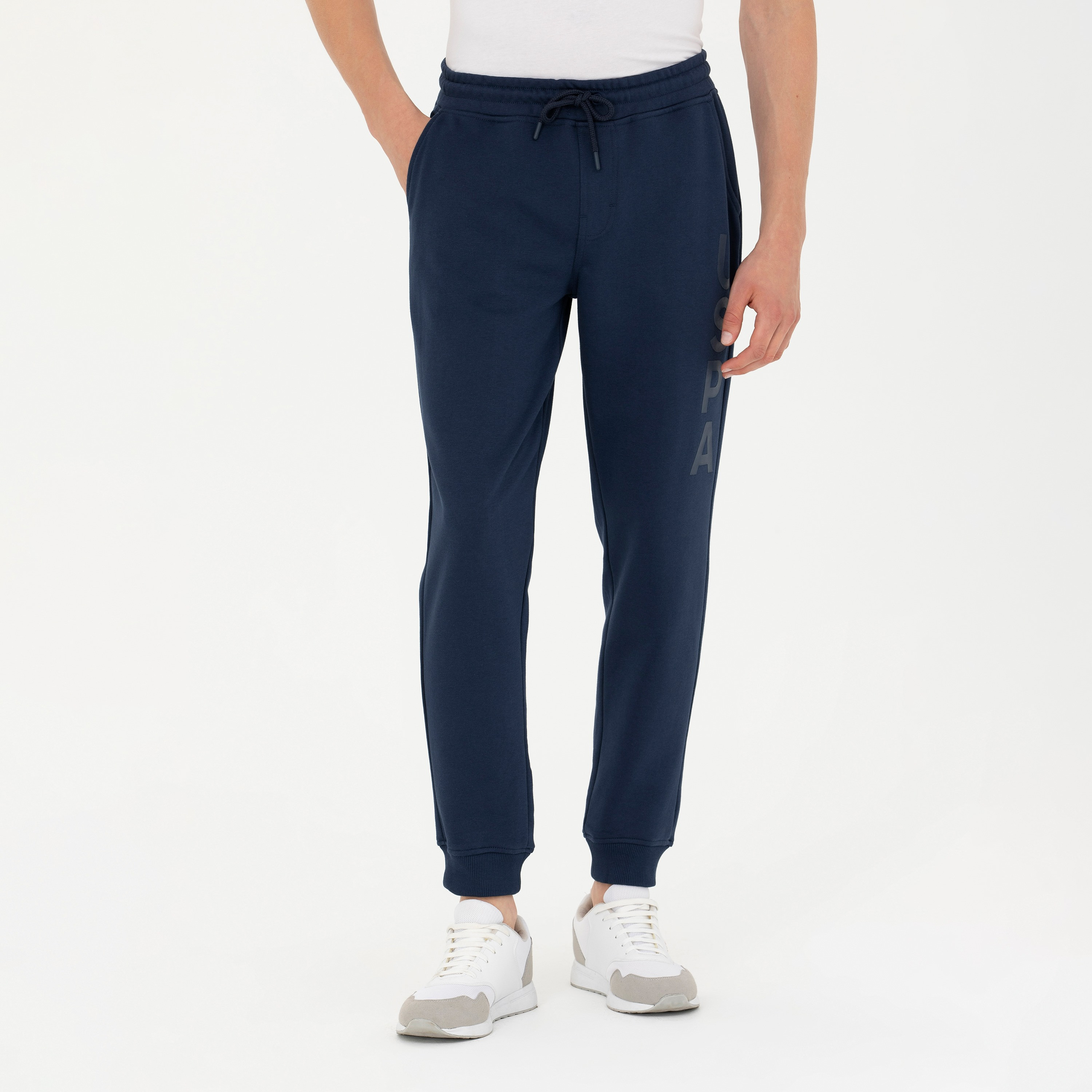 بنطال جوغرز برباط وخصر متوسط مع طبعة العلامة التجارية من يو إس بولو اسن-men-clothing-bottoms-joggers-image-1