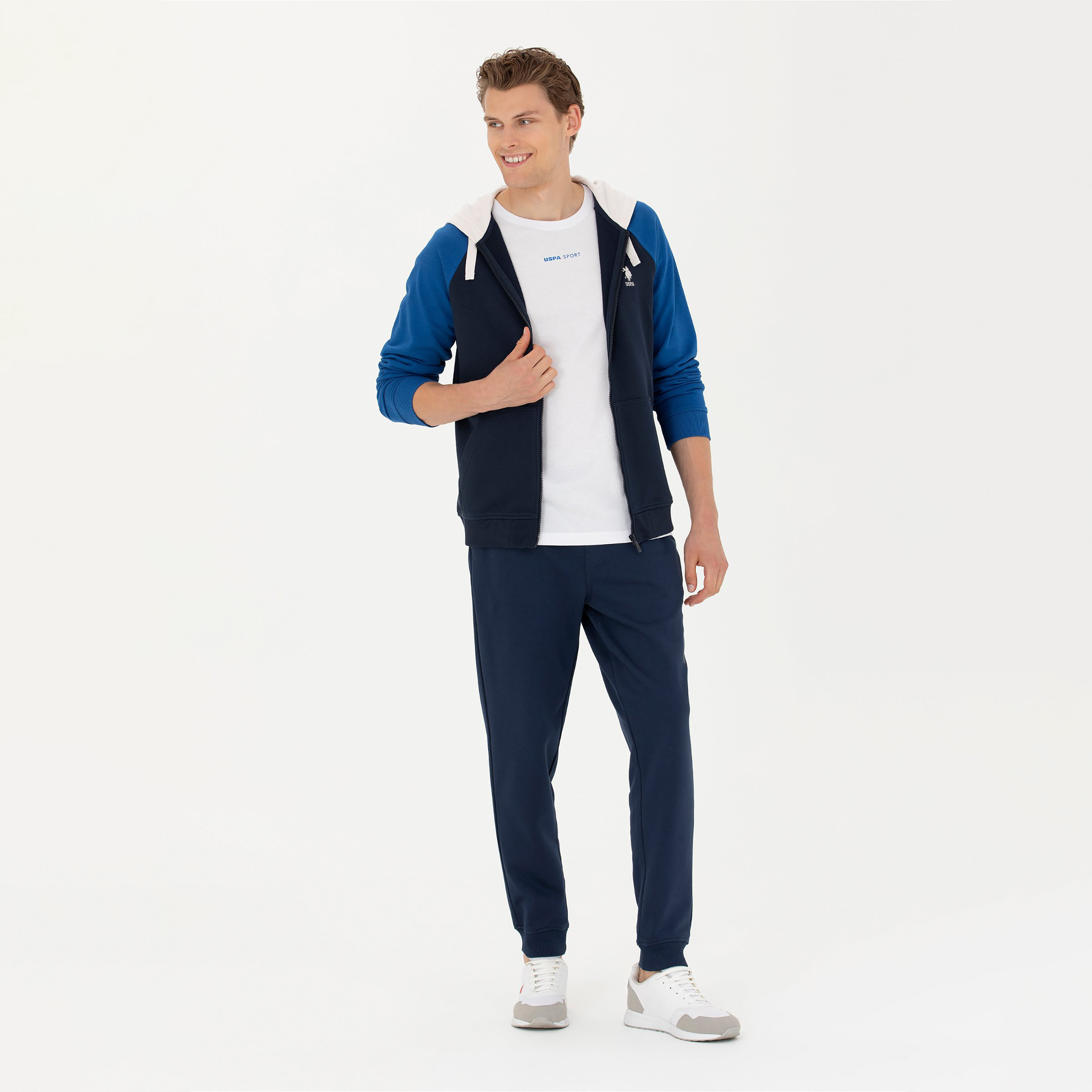 بنطال جوغرز برباط وخصر متوسط مع طبعة العلامة التجارية من يو إس بولو اسن-men-clothing-bottoms-joggers-image-2