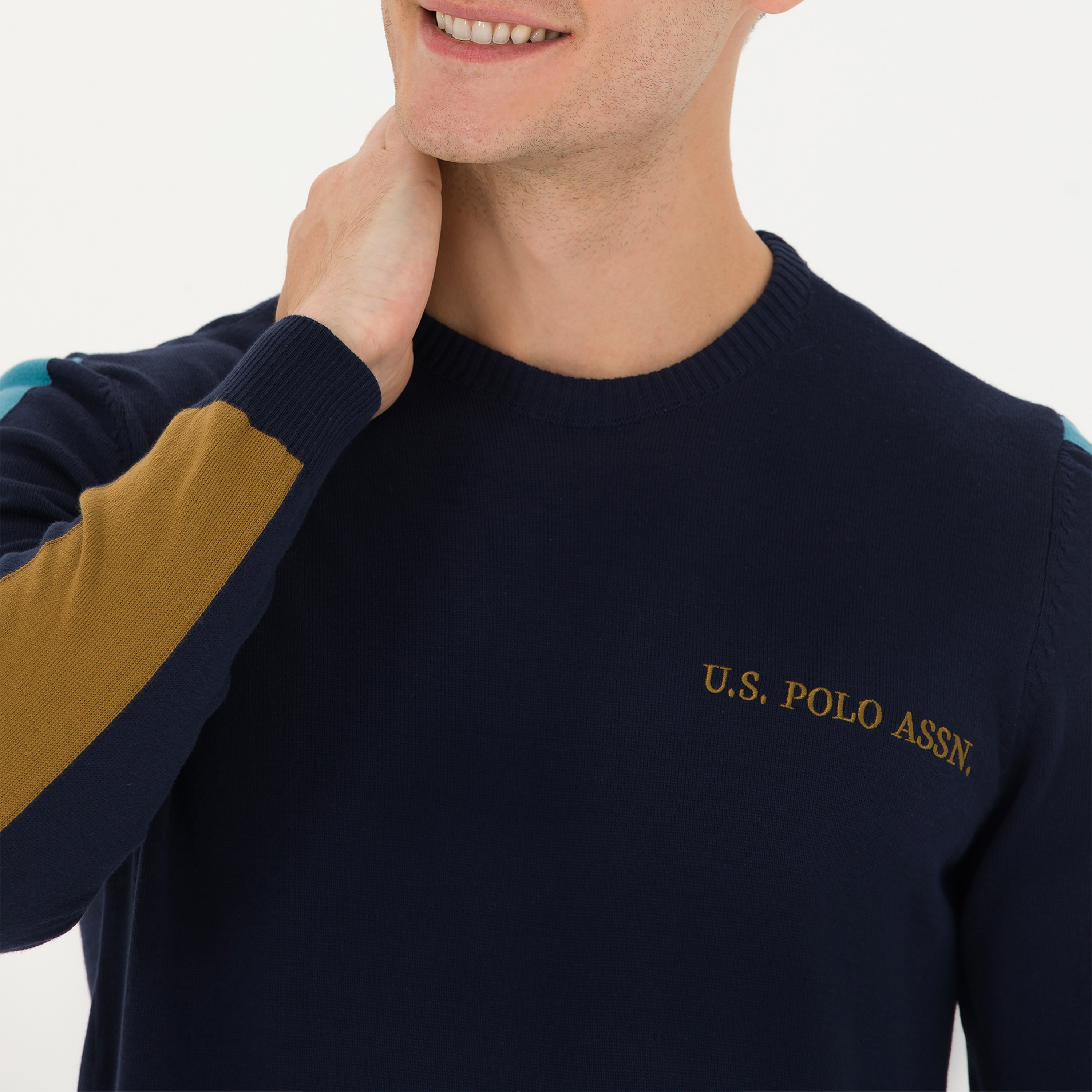 سترة رجالية برقبة دائرية بأكمام طويلة بتصميم كتل ألوان من يو اس بولو-men-clothing-sweatersandpullovers-image-11