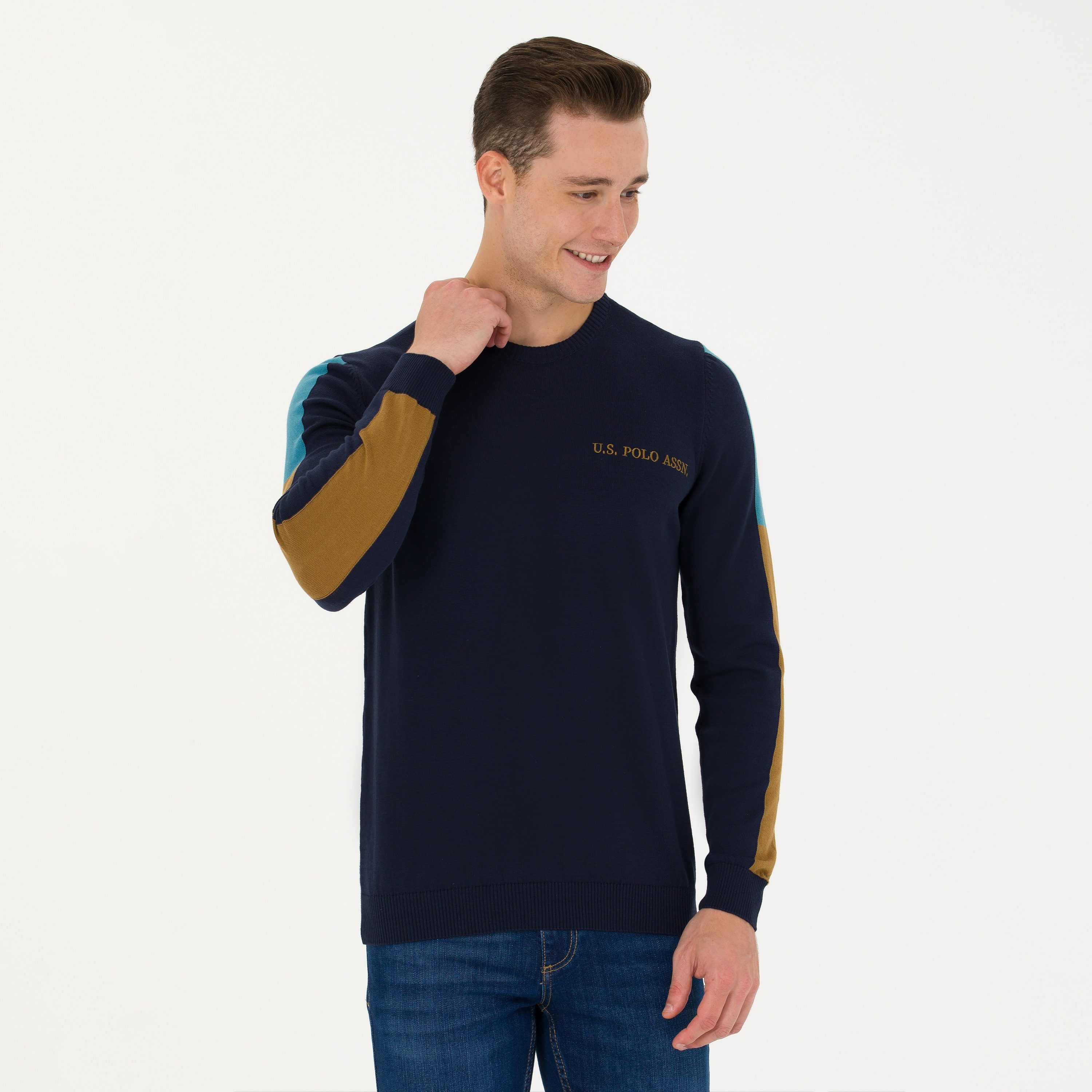 سترة رجالية برقبة دائرية بأكمام طويلة بتصميم كتل ألوان من يو اس بولو-men-clothing-sweatersandpullovers-image-12