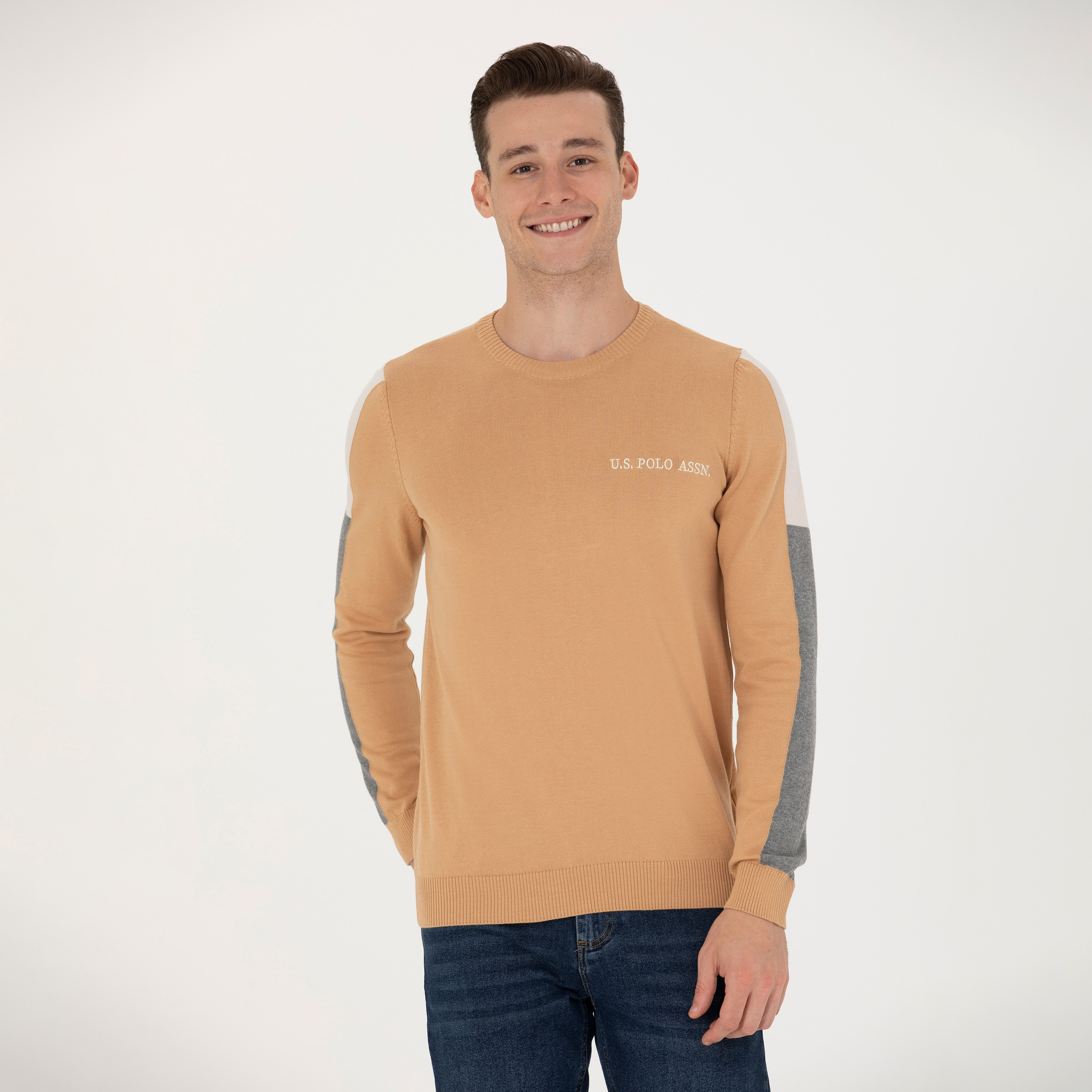 سترة رجالية برقبة دائرية بأكمام طويلة بتصميم كتل ألوان من يو اس بولو-men-clothing-sweatersandpullovers-image-5