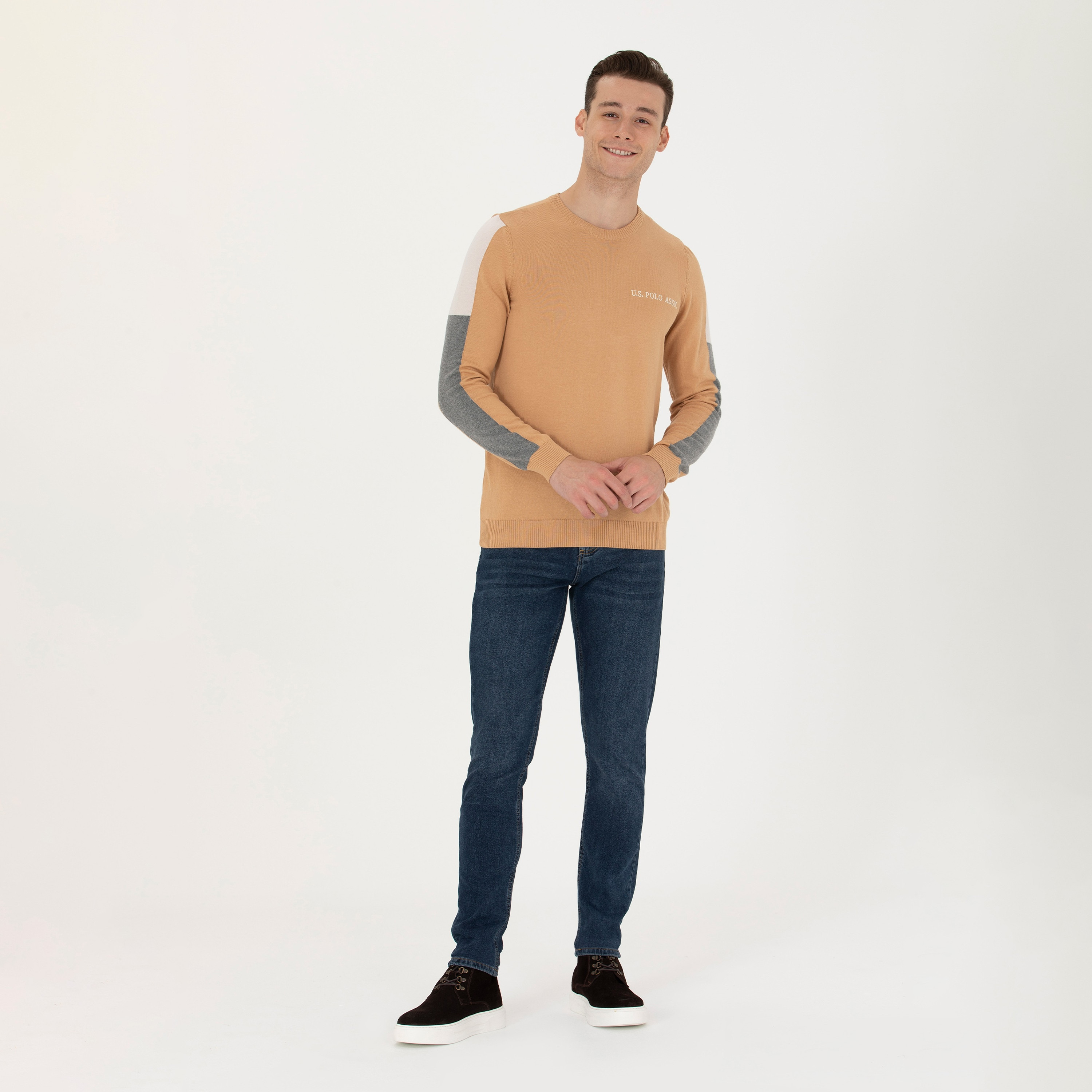 سترة رجالية برقبة دائرية بأكمام طويلة بتصميم كتل ألوان من يو اس بولو-men-clothing-sweatersandpullovers-image-6