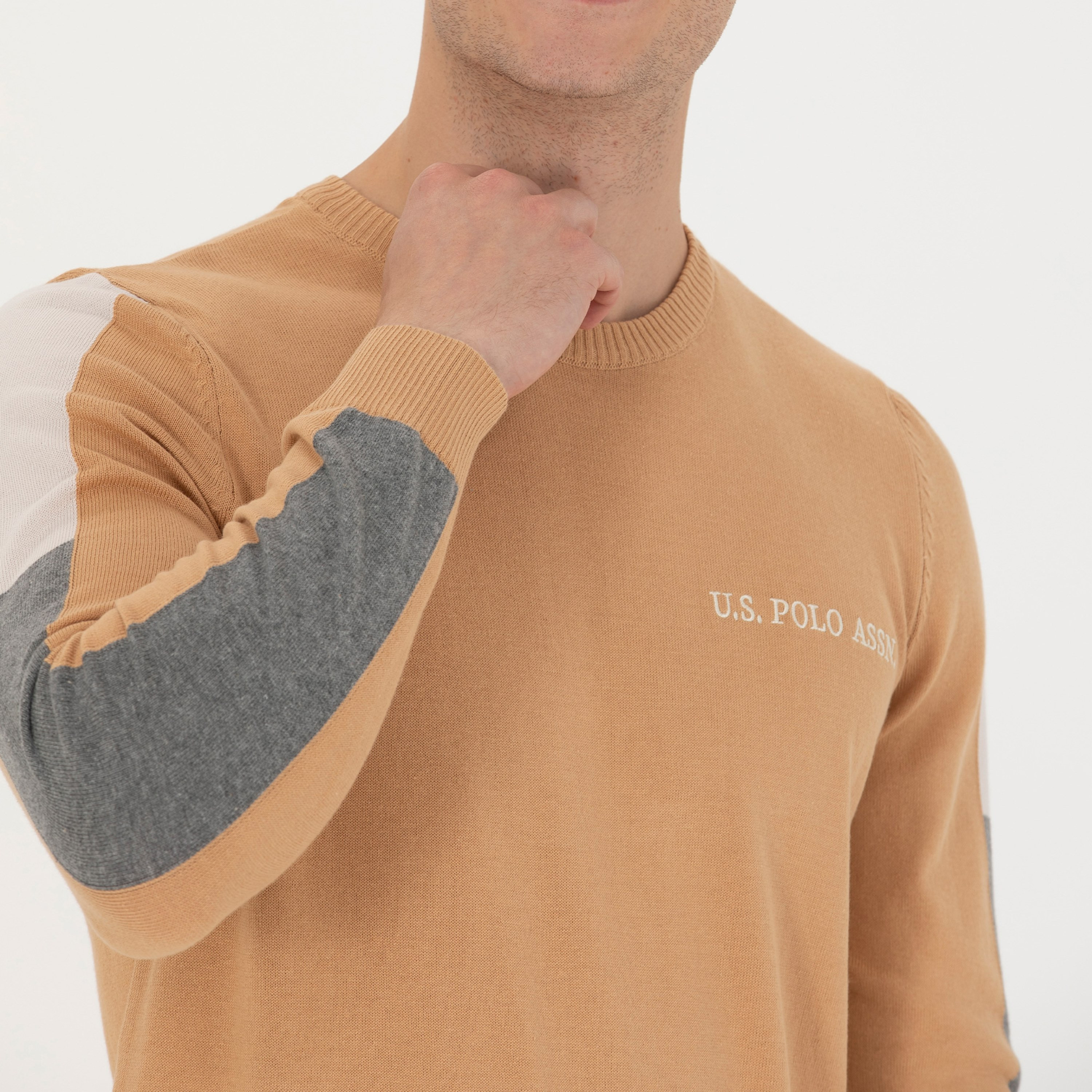 سترة رجالية برقبة دائرية بأكمام طويلة بتصميم كتل ألوان من يو اس بولو-men-clothing-sweatersandpullovers-image-7