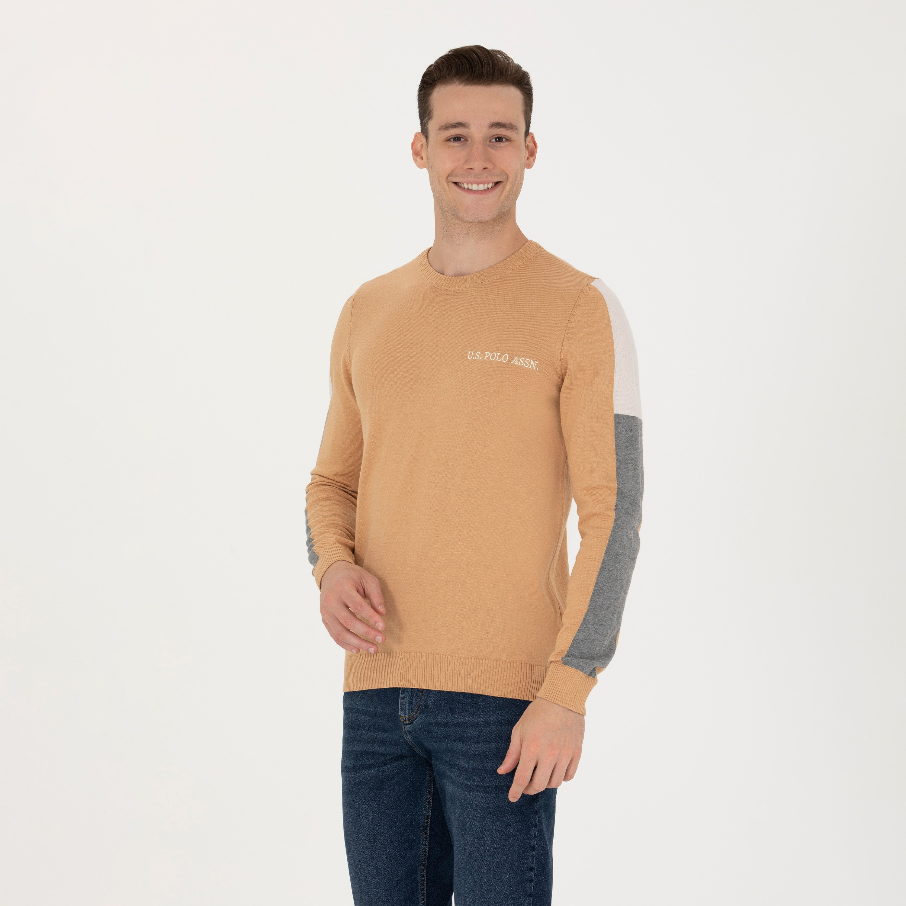 سترة رجالية برقبة دائرية بأكمام طويلة بتصميم كتل ألوان من يو اس بولو-men-clothing-sweatersandpullovers-image-8