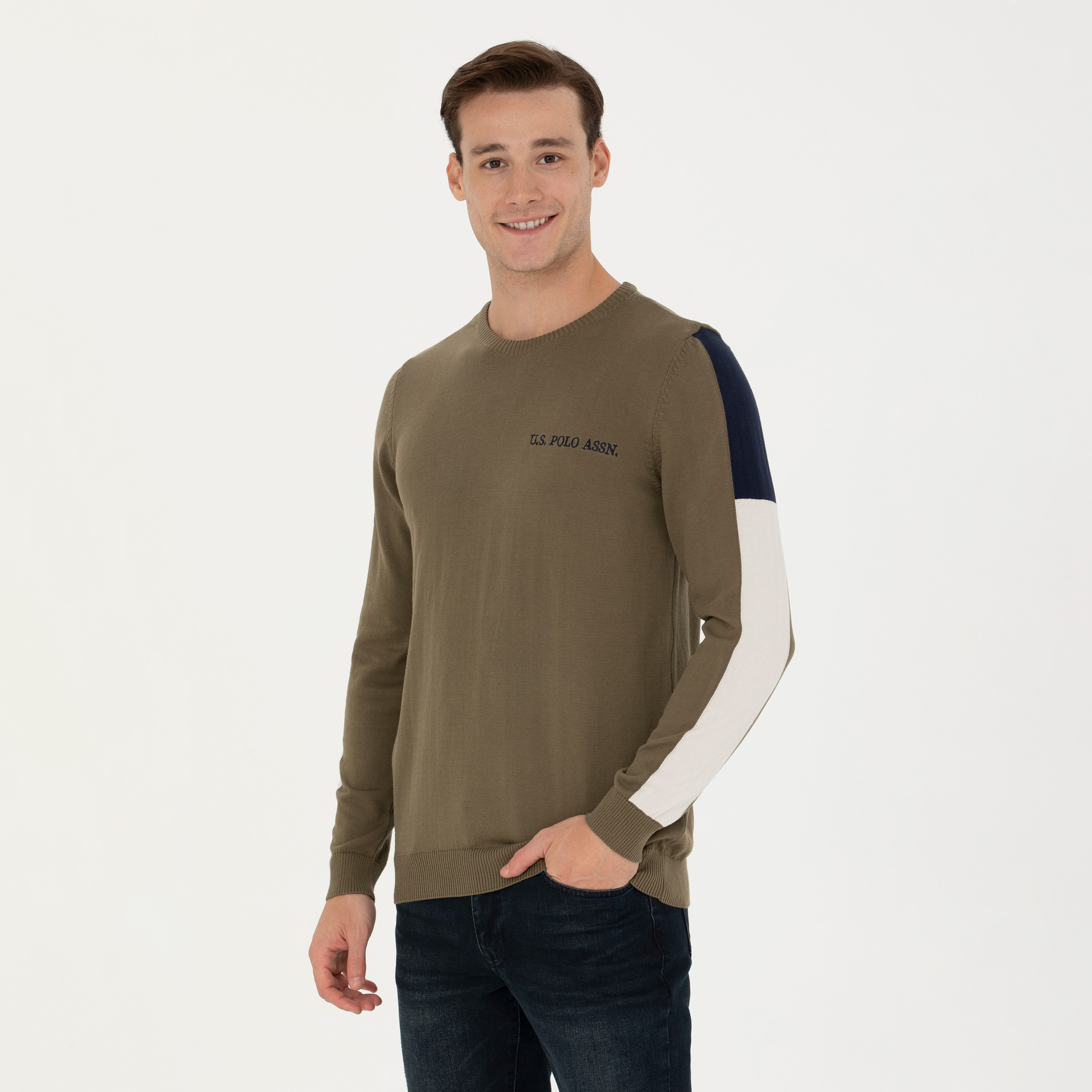 سترة رجالية برقبة دائرية بأكمام طويلة بتصميم كتل ألوان من يو اس بولو-men-clothing-sweatersandpullovers-image-1
