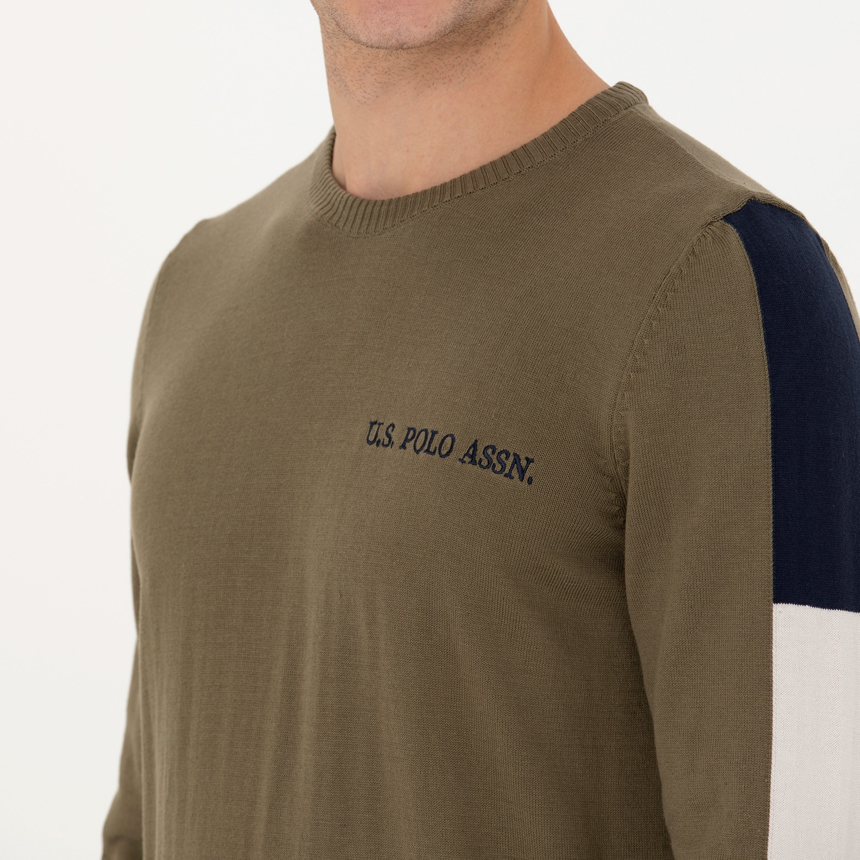 سترة رجالية برقبة دائرية بأكمام طويلة بتصميم كتل ألوان من يو اس بولو-men-clothing-sweatersandpullovers-image-3
