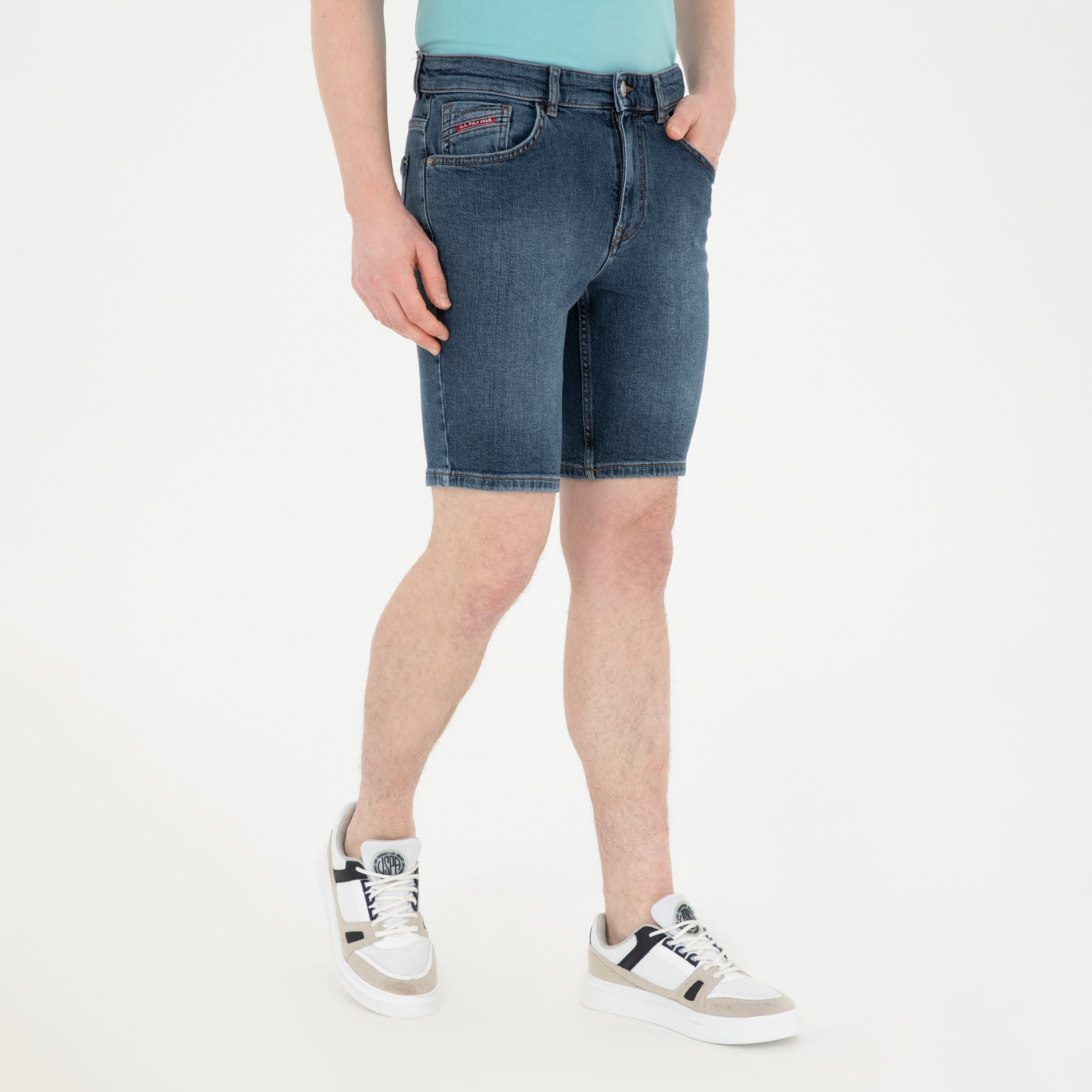 شورت جينز بسيط بزر متوسط الارتفاع وسحاب ذبابي من U.S.Polo'Assn-men-clothing-bottoms-shorts-image-1