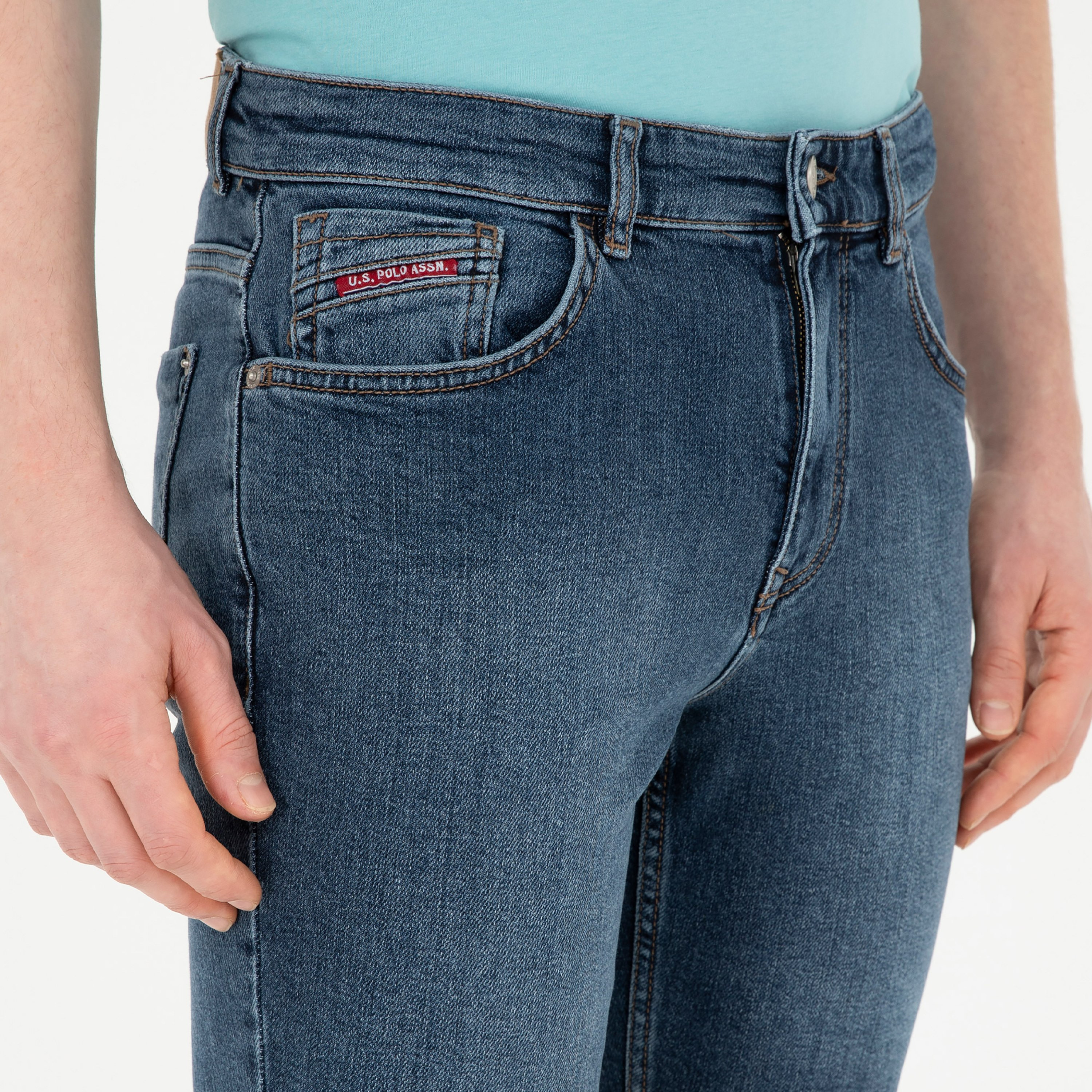 شورت جينز بسيط بزر متوسط الارتفاع وسحاب ذبابي من U.S.Polo'Assn-men-clothing-bottoms-shorts-image-3