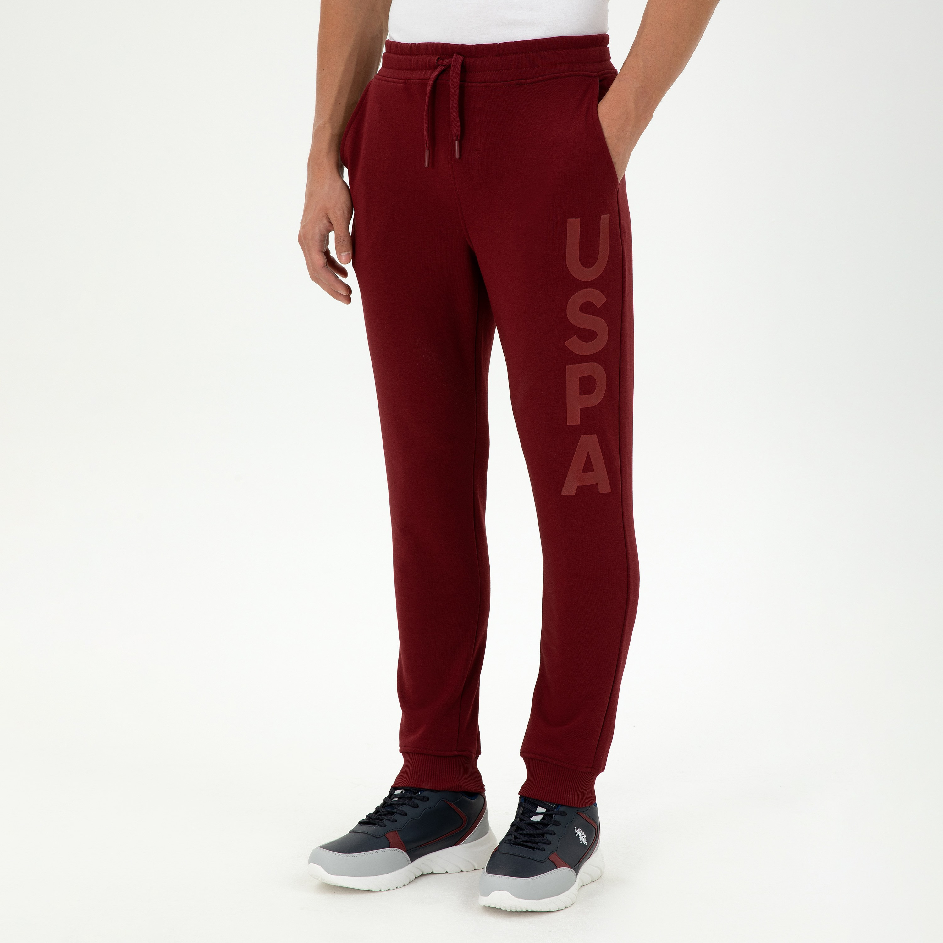 سروال رياضي رجالي بخصر متوسط الارتفاع ورباط سحب مع طباعة نصوص من يو اس بولو-men-clothing-bottoms-joggers-image-1