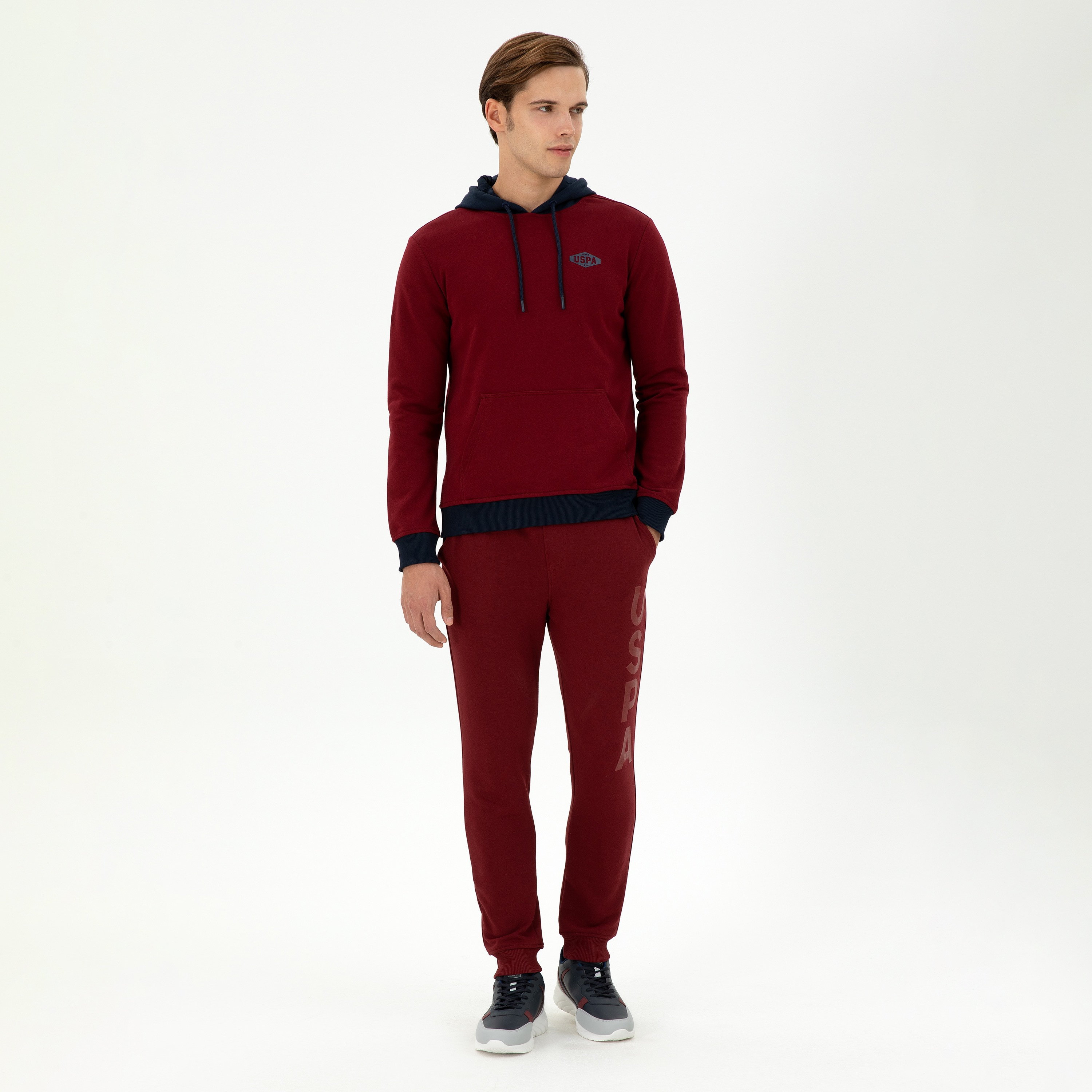 سروال رياضي رجالي بخصر متوسط الارتفاع ورباط سحب مع طباعة نصوص من يو اس بولو-men-clothing-bottoms-joggers-image-2