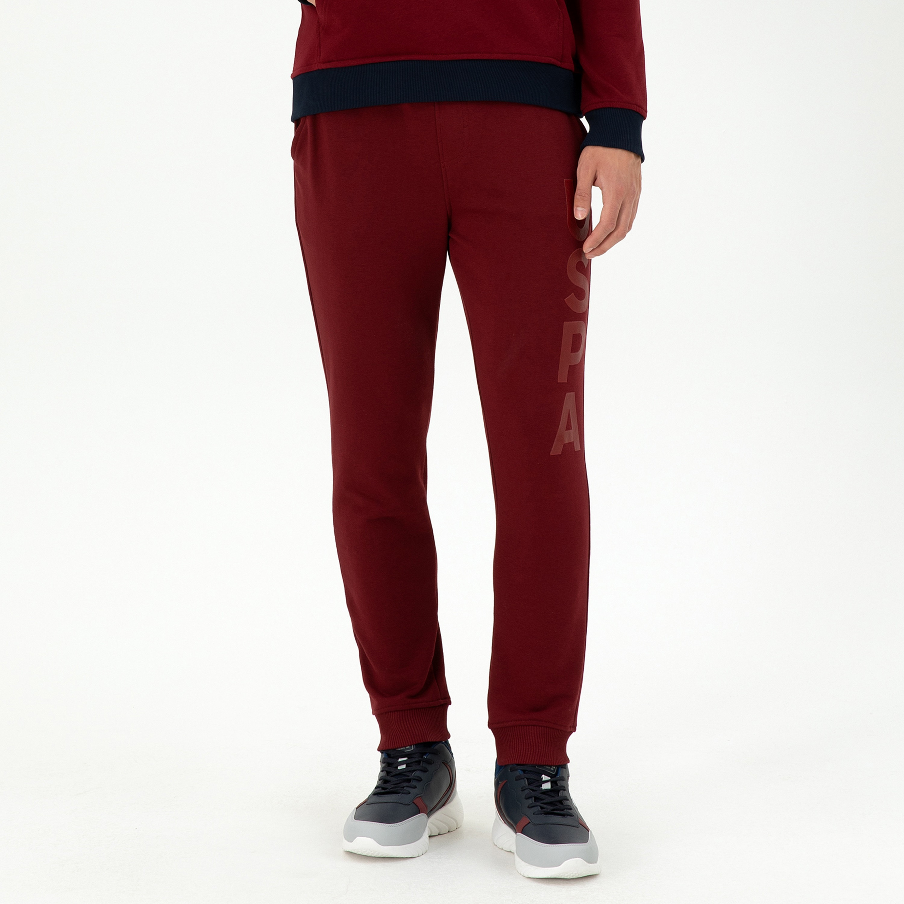 سروال رياضي رجالي بخصر متوسط الارتفاع ورباط سحب مع طباعة نصوص من يو اس بولو-men-clothing-bottoms-joggers-image-3