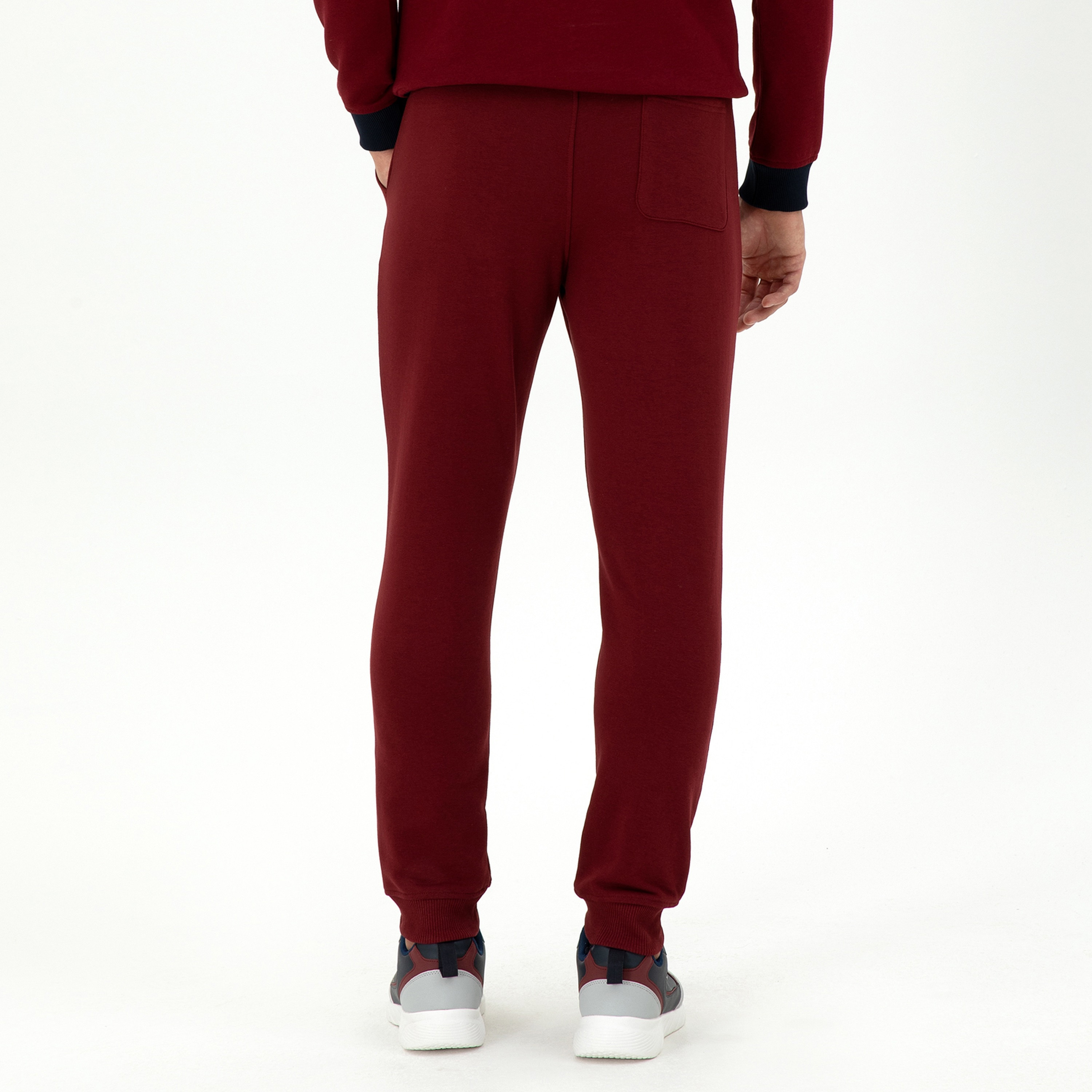 سروال رياضي رجالي بخصر متوسط الارتفاع ورباط سحب مع طباعة نصوص من يو اس بولو-men-clothing-bottoms-joggers-image-4
