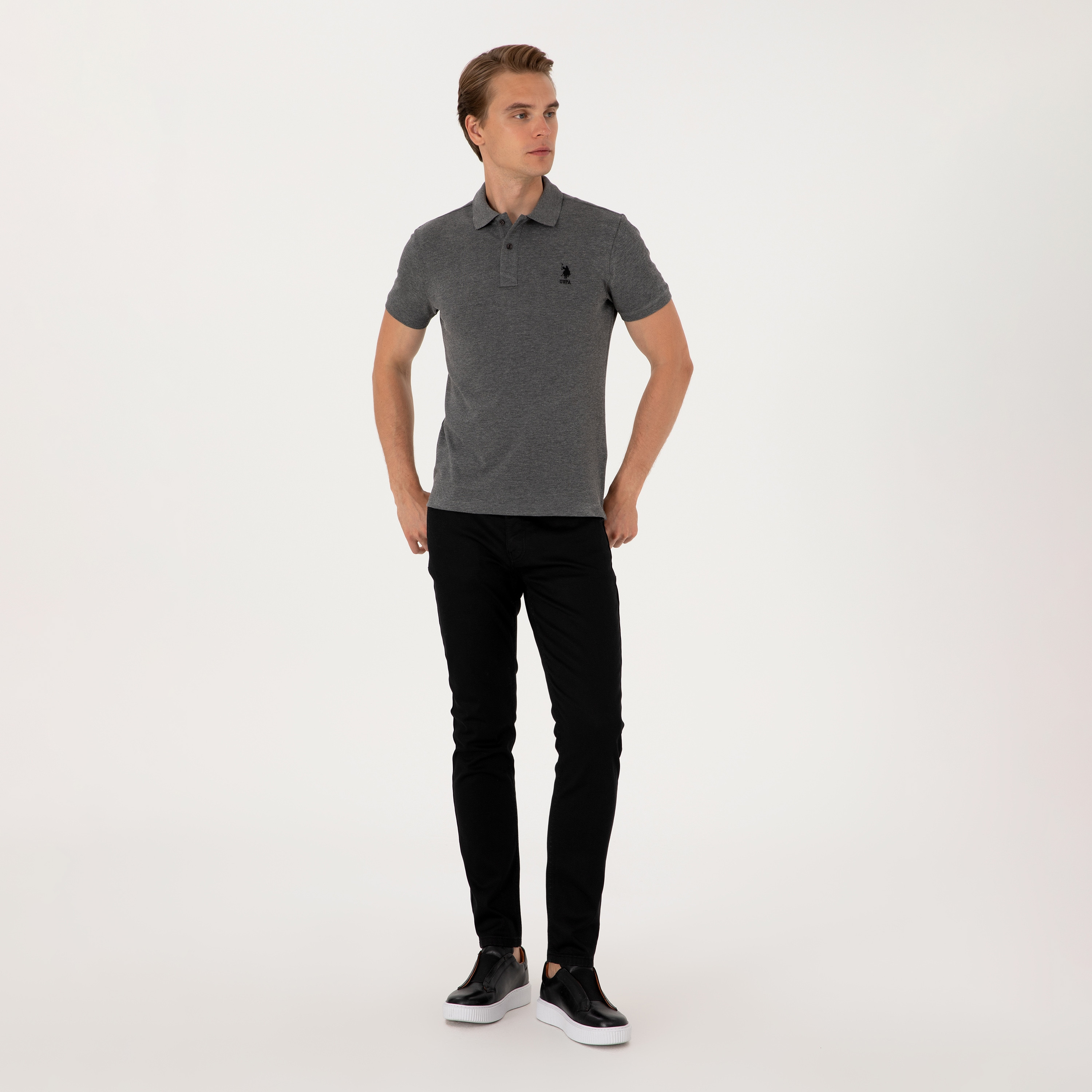 تي شيرت بولو رجالي، بقصة ضيقة وياقة سادة وأكمام قصيرة من يو إس بولو أسسن-men-clothing-tshirtsandpolos-polos-image-2
