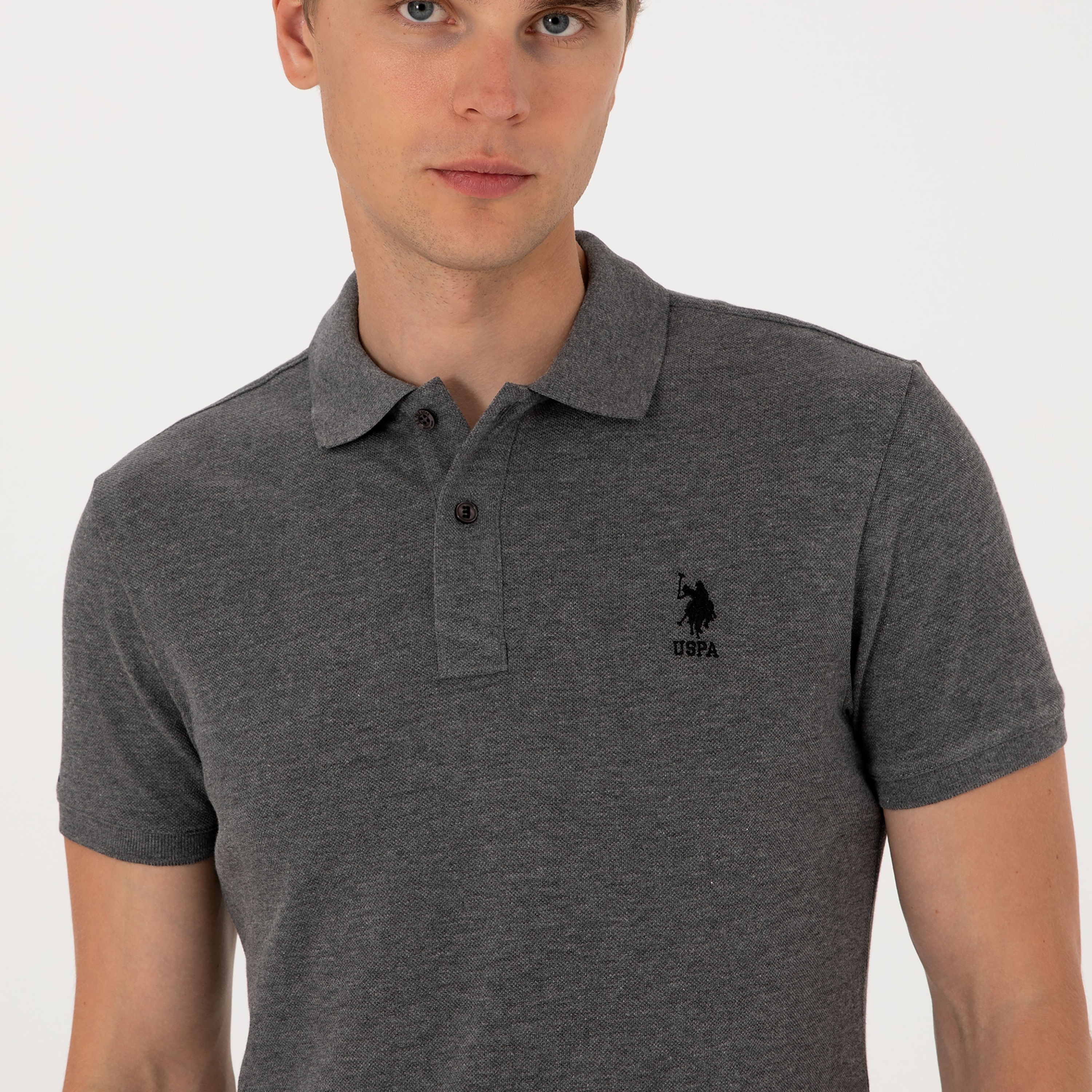 تي شيرت بولو رجالي، بقصة ضيقة وياقة سادة وأكمام قصيرة من يو إس بولو أسسن-men-clothing-tshirtsandpolos-polos-image-3