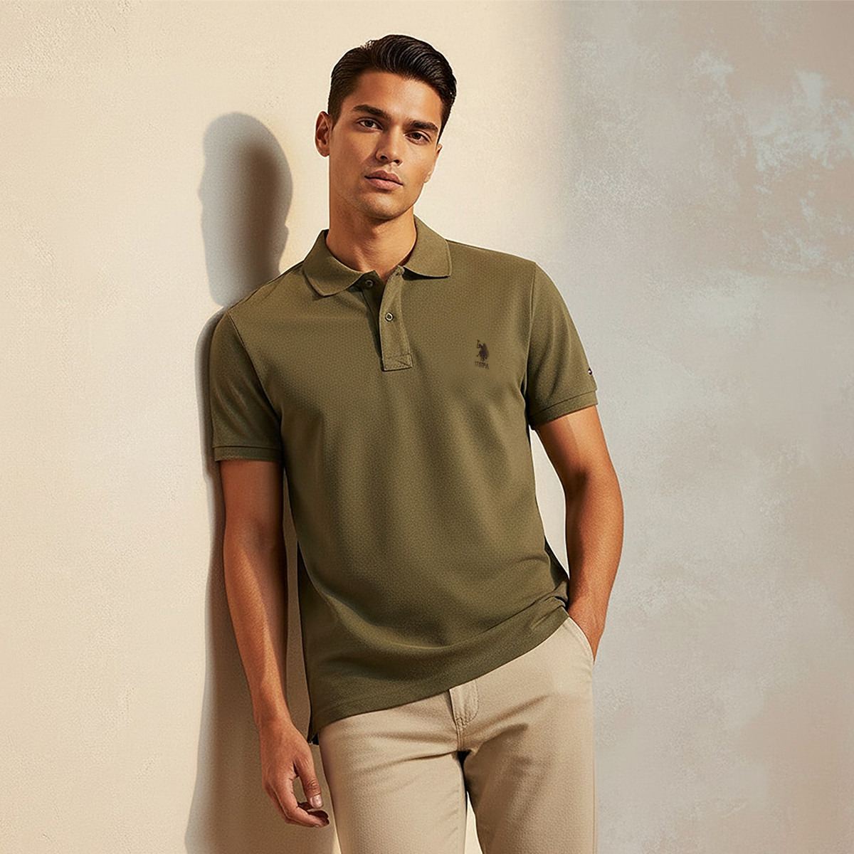 تي شيرت بولو رجالي، بقصة ضيقة وياقة سادة وأكمام قصيرة من يو إس بولو أسسن-men-clothing-tshirtsandpolos-polos-image-9