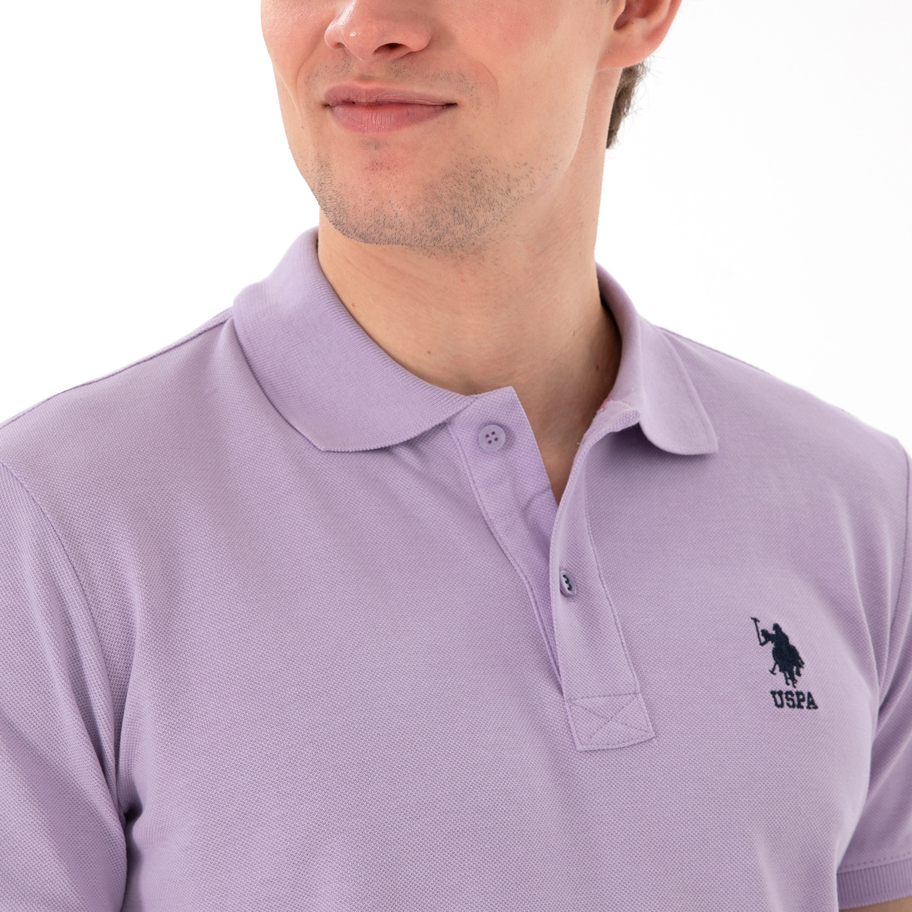 تي شيرت بولو رجالي، بقصة ضيقة وياقة سادة وأكمام قصيرة من يو إس بولو أسسن-men-clothing-tshirtsandpolos-polos-image-12