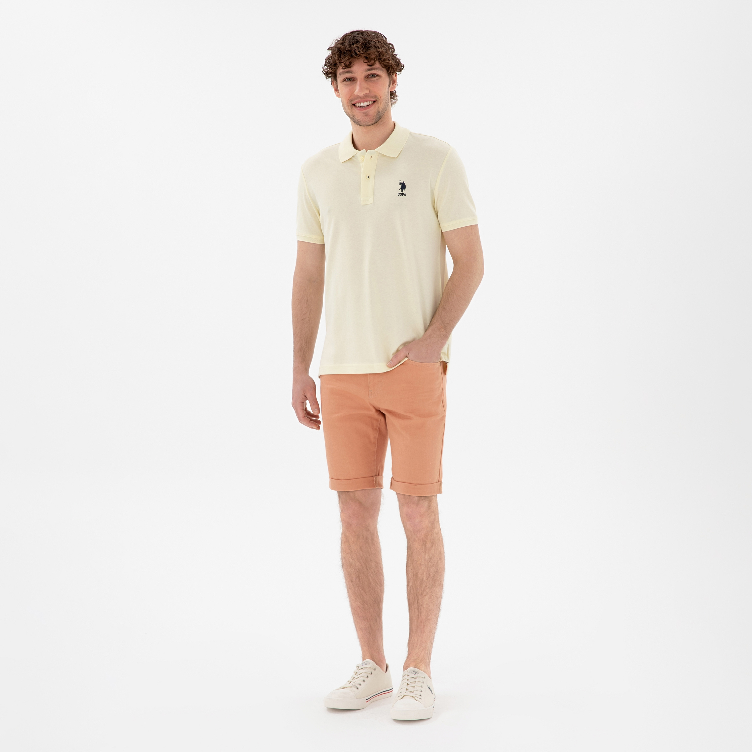 تي شيرت بولو رجالي، بقصة ضيقة وياقة سادة وأكمام قصيرة من يو إس بولو أسسن-men-clothing-tshirtsandpolos-polos-image-19