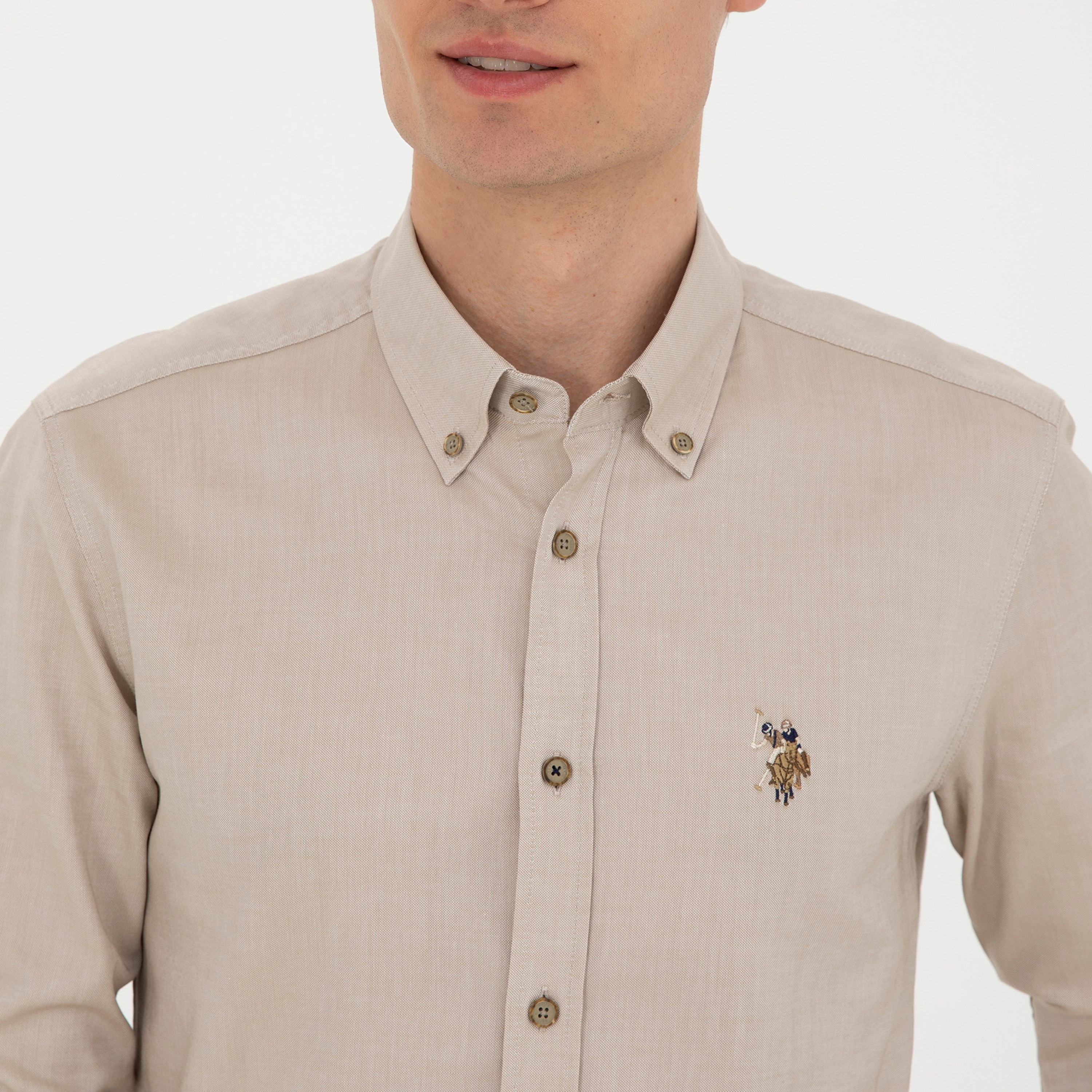 قميص رجالي بقصة ضيقة وياقة بزرار وأكمام طويلة سادة من يو إس بولو أسسن-men-clothing-shirts-image-2