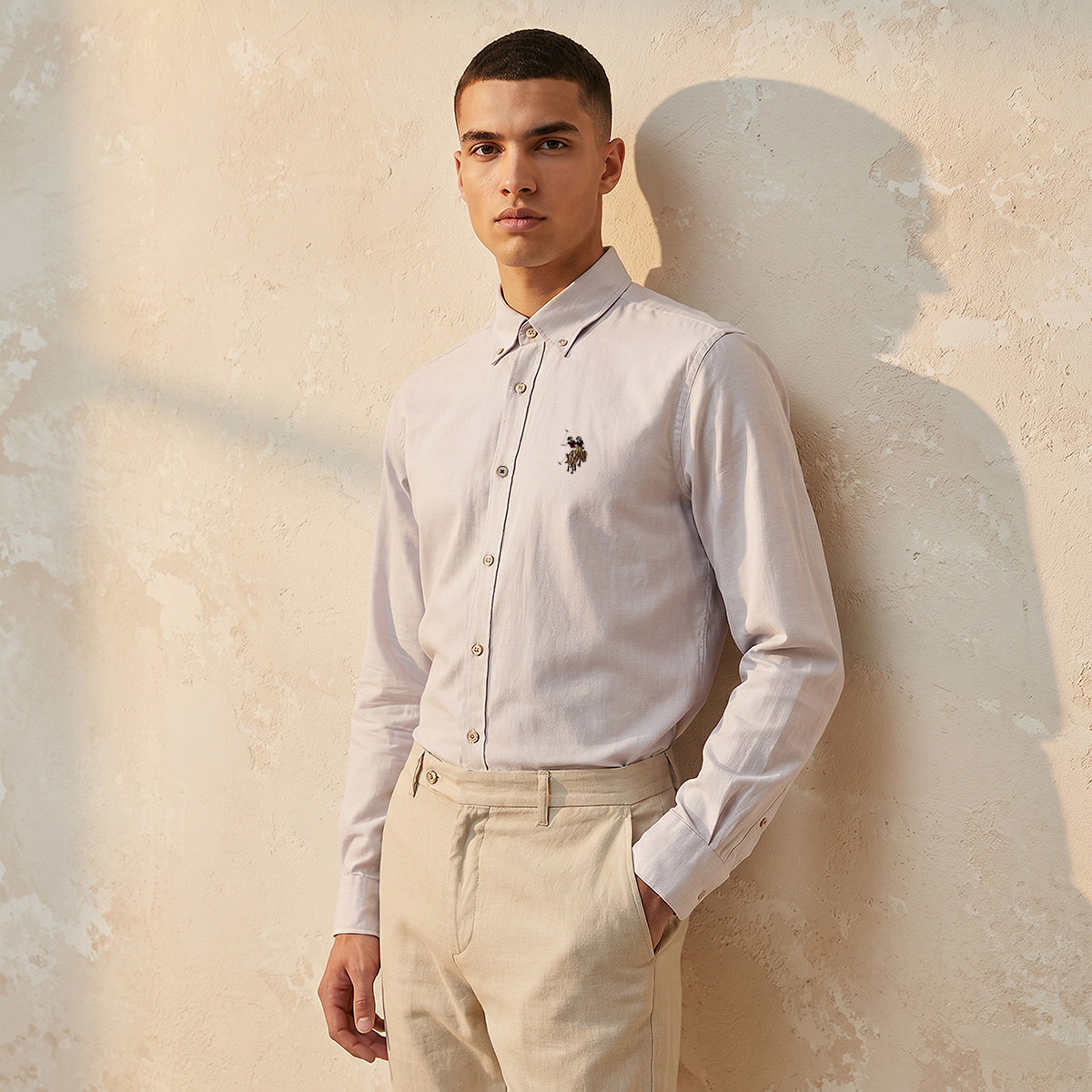 قميص رجالي بقصة عادية وياقة بزرار وأكمام طويلة سادة من يو إس بولو أسسن-men-clothing-shirts-image-21